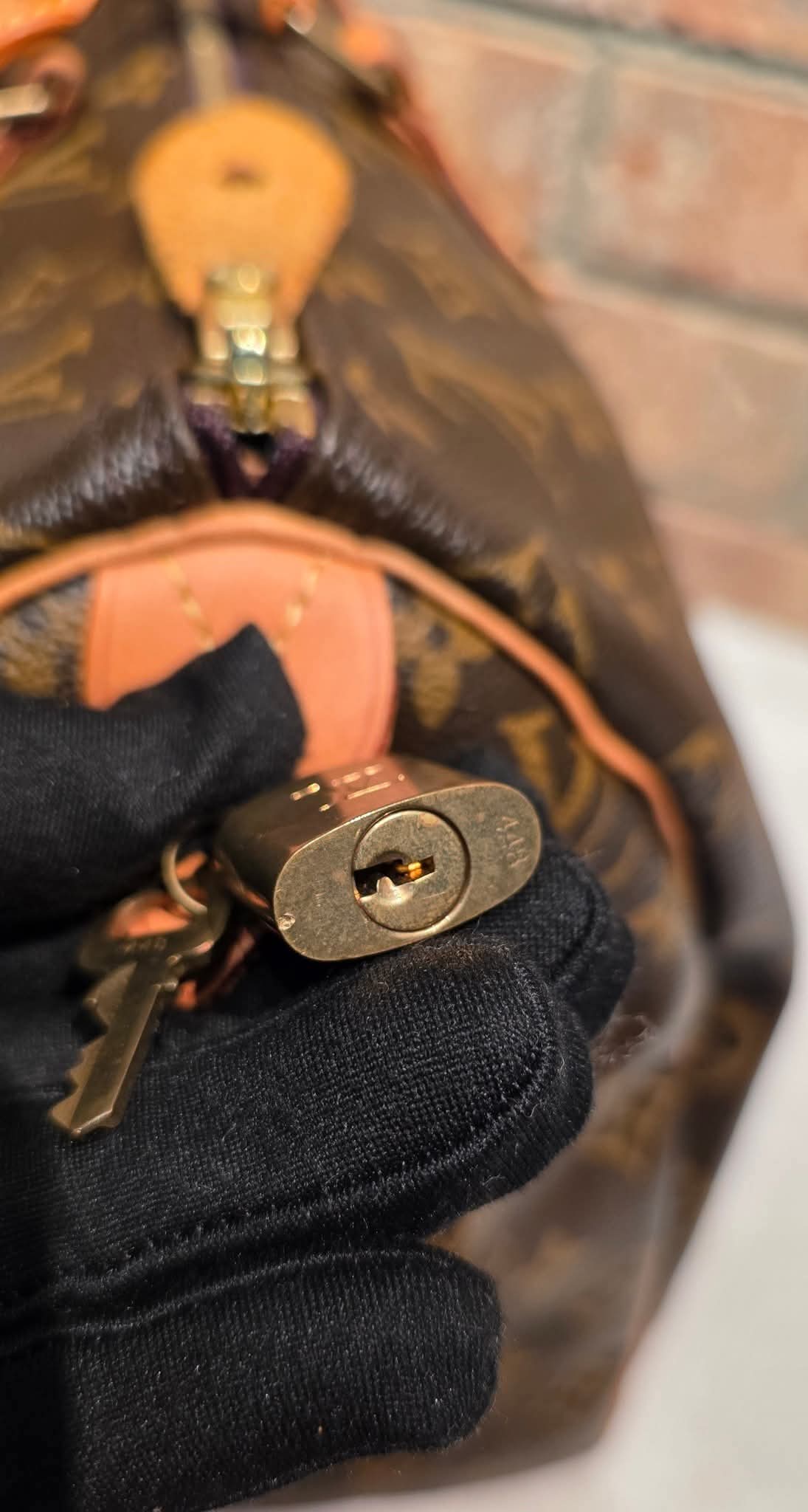 Authentic Louis Vuitton Speedy 40 Monogram