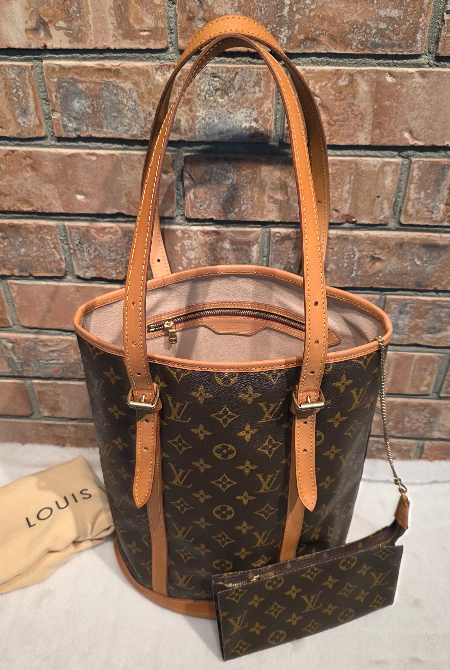 Authentic Louis Vuitton Bucket GM with Pouch