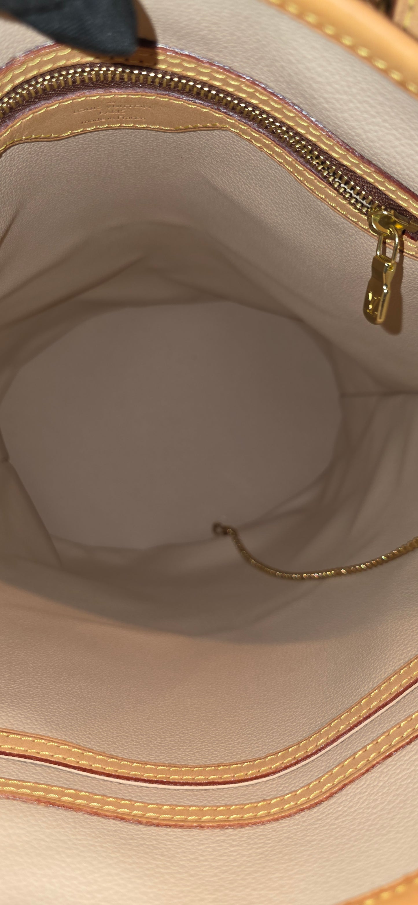 Authentic Louis Vuitton Bucket GM with Pouch