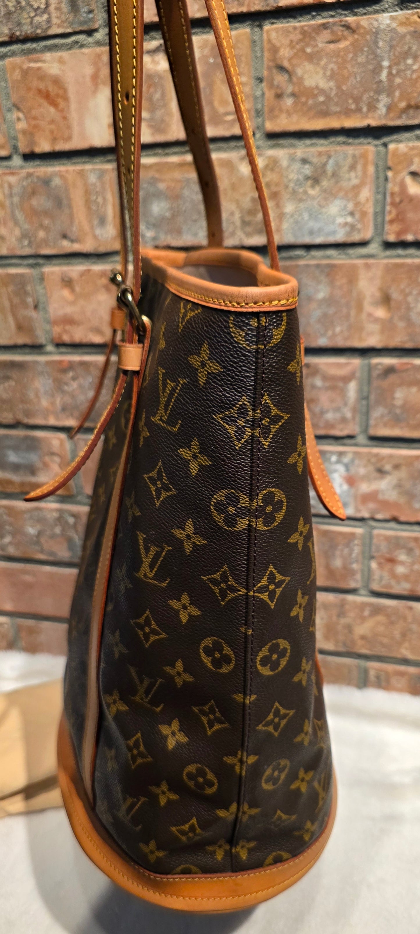 Authentic Louis Vuitton Bucket GM with Pouch