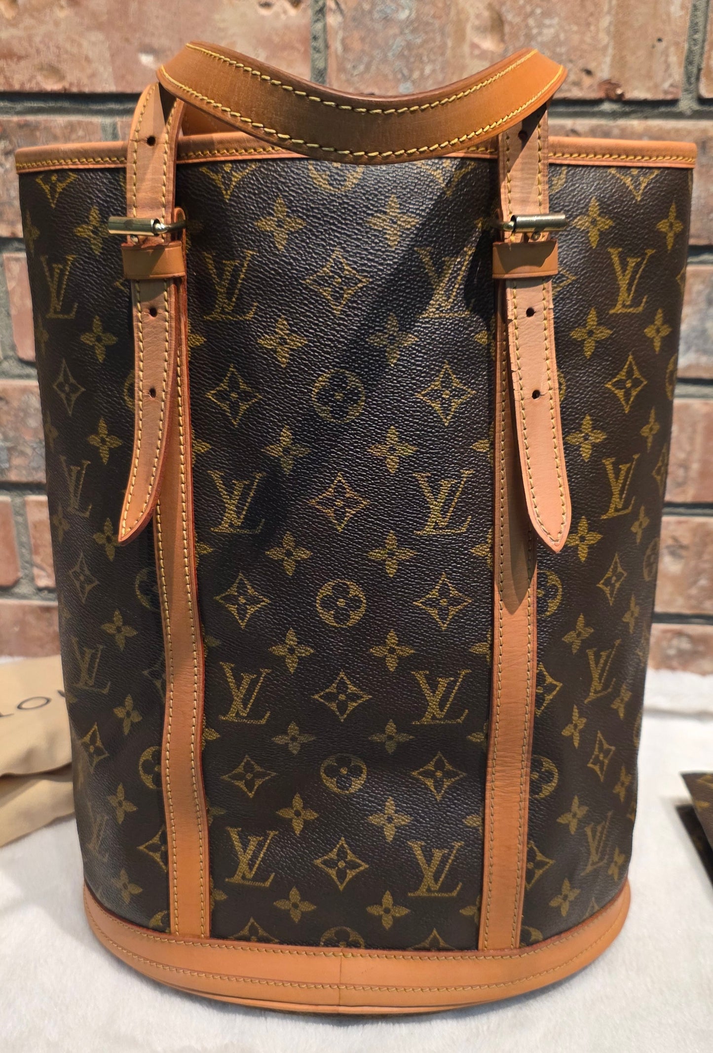Authentic Louis Vuitton Bucket GM with Pouch