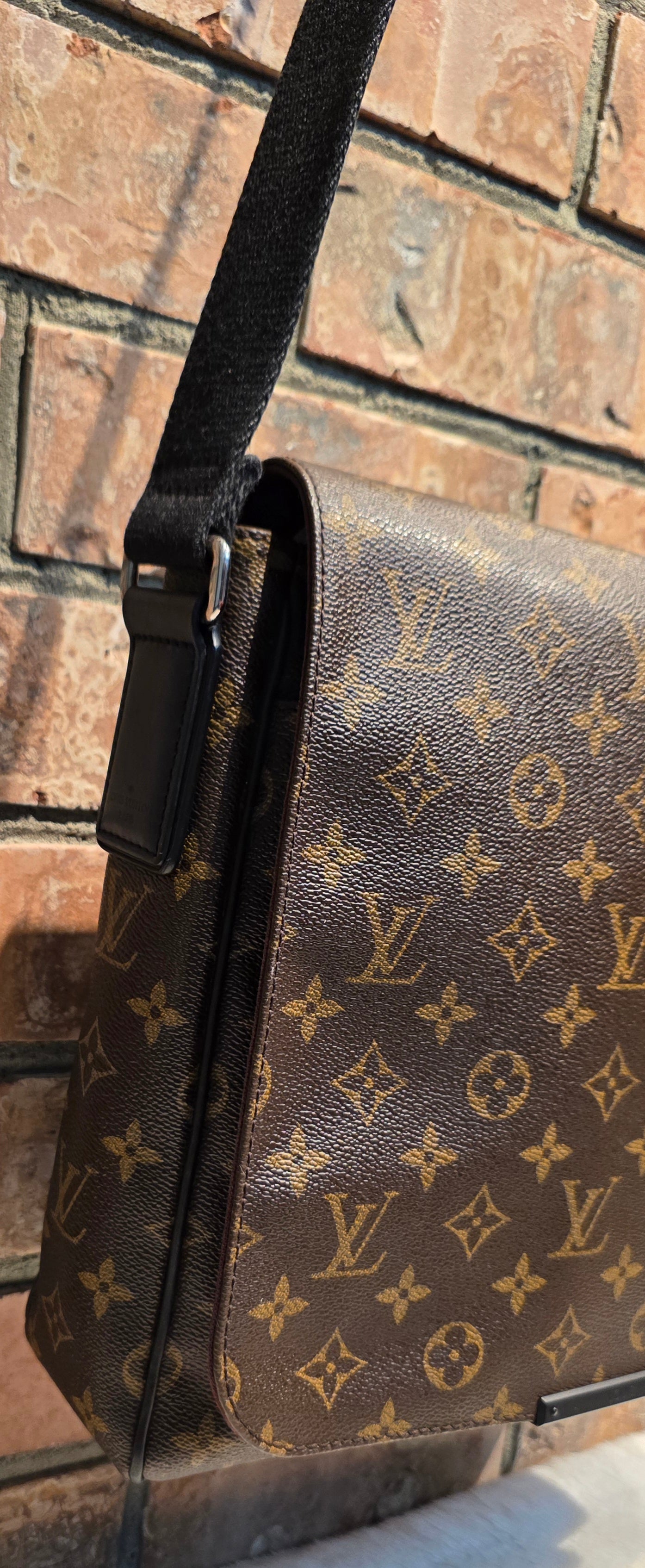 Authentic Louis Vuitton Monogram Macassar District MM