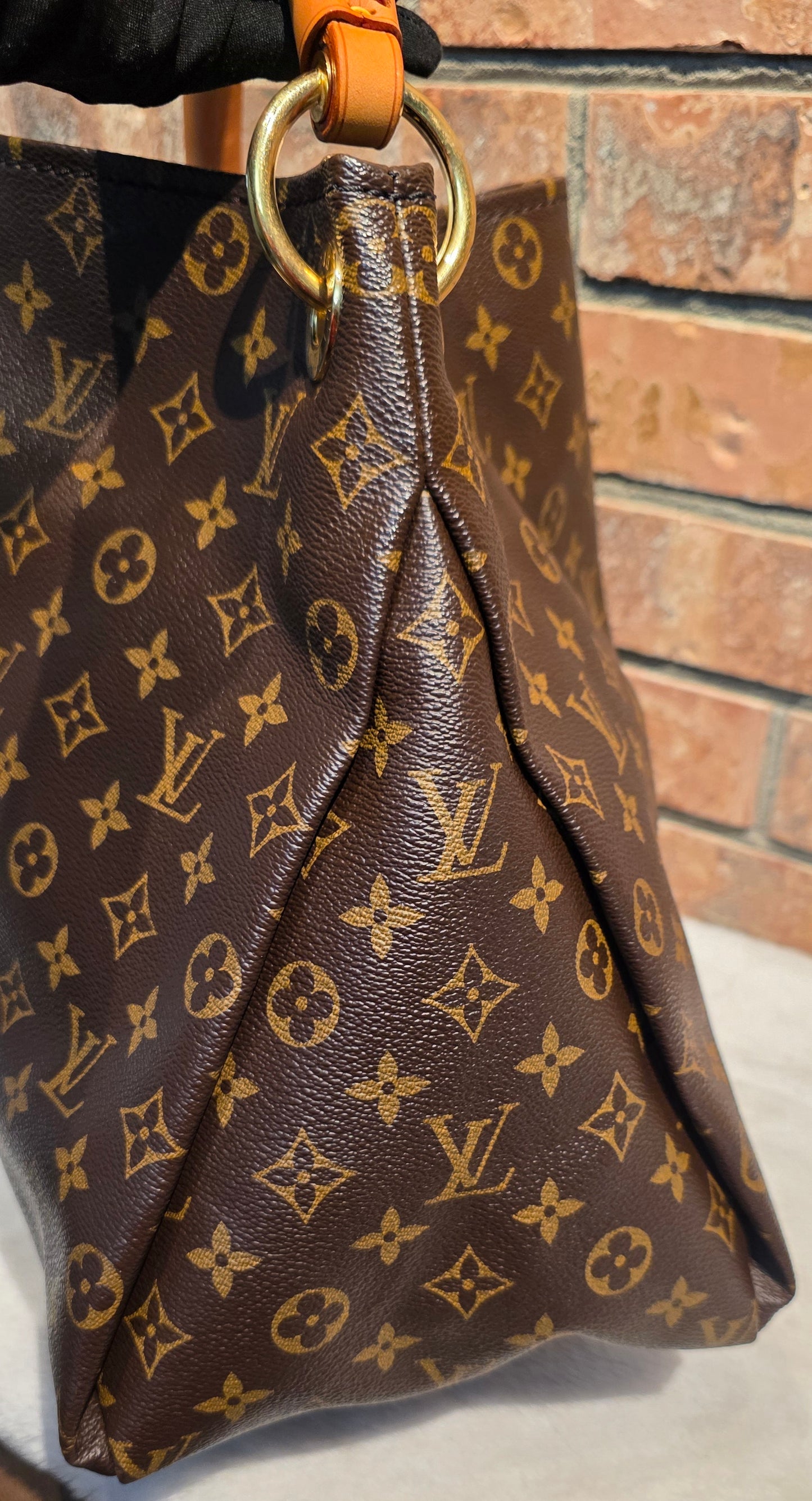 Authentic Louis Vuitton Artsy MM Monogram