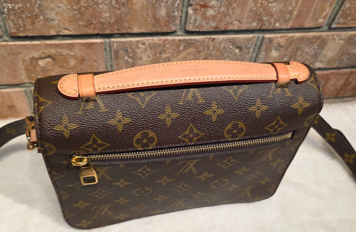 Authentic Louis Vuitton Pochette Metis Monogram