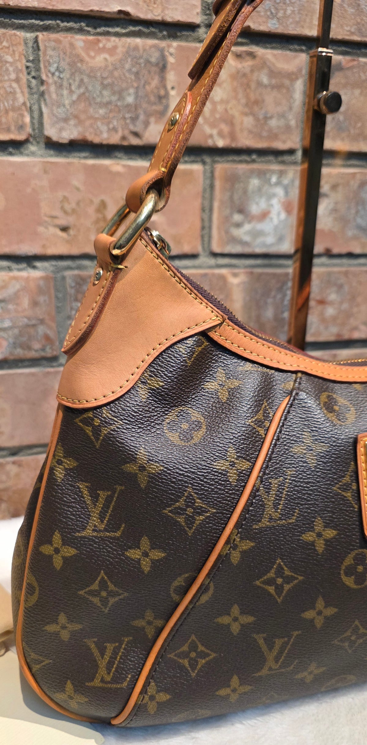 Authentic Louis Vuitton Thames GM Monogram