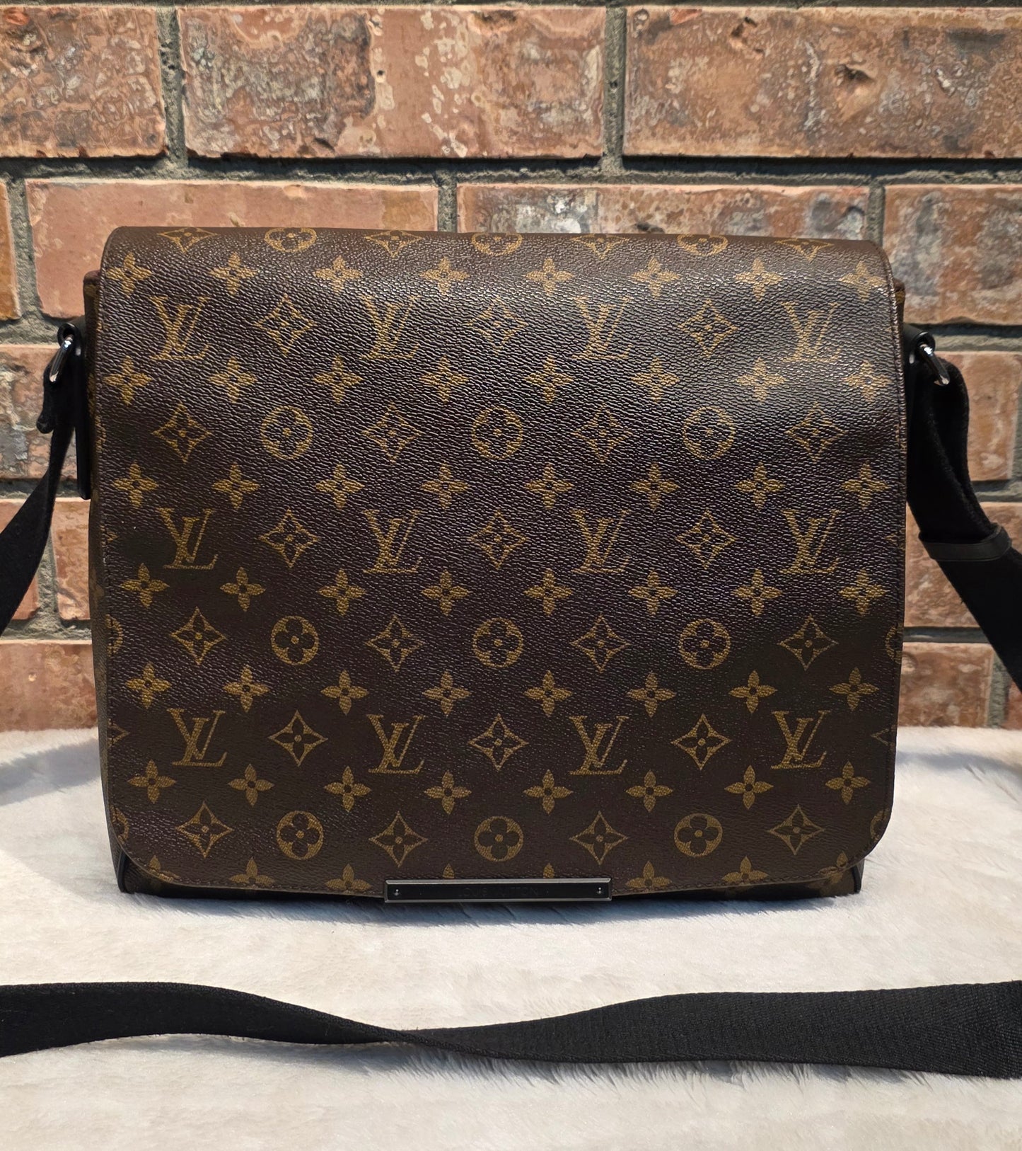 Authentic Louis Vuitton Monogram Macassar District MM