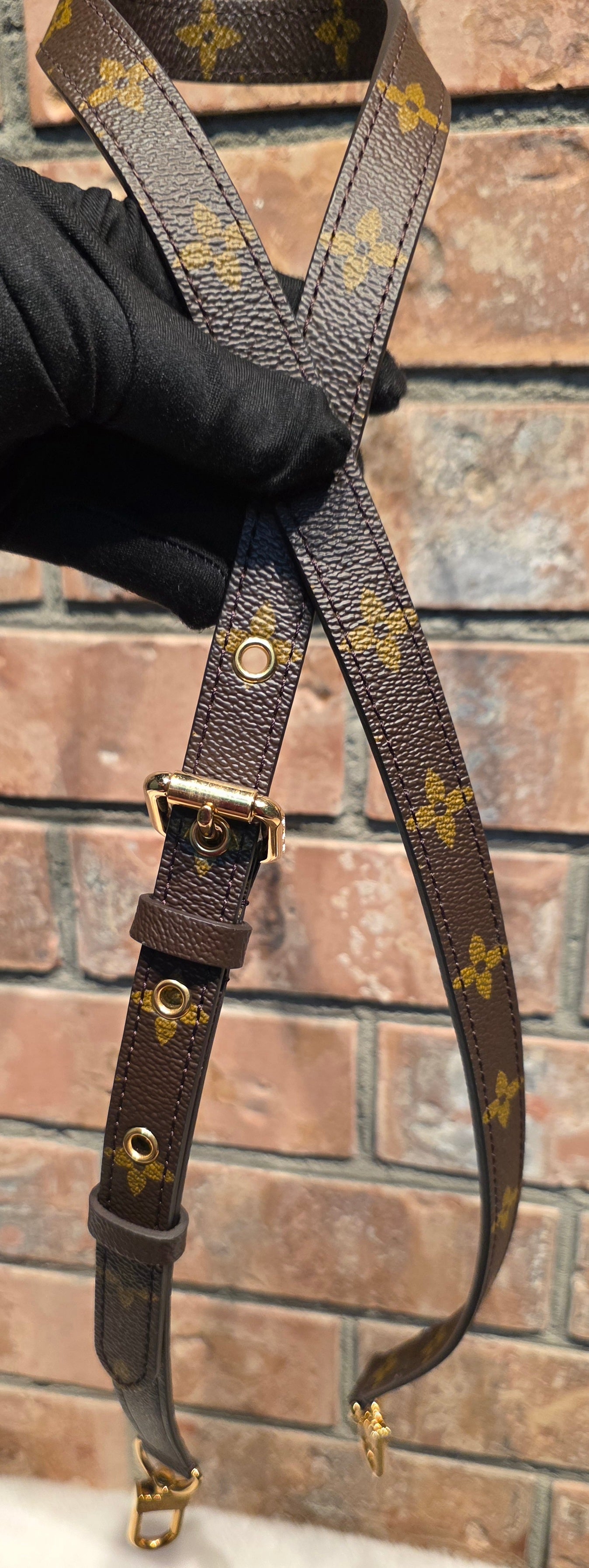 Authentic Louis Vuitton Pochette Metis Monogram