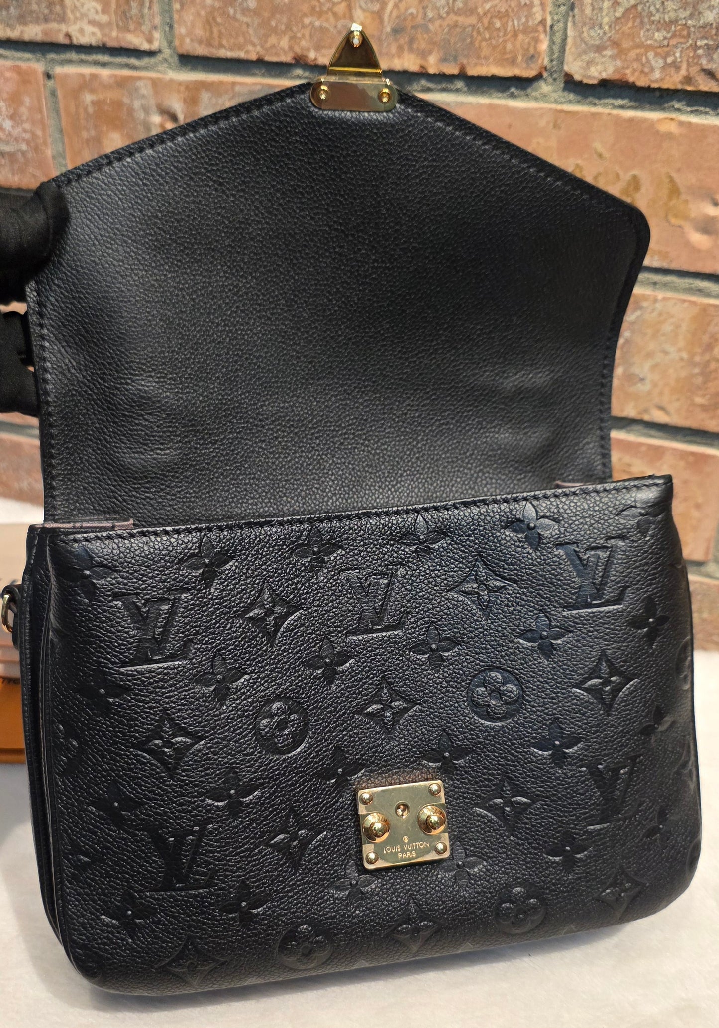 Authentic Louis Vuitton Pochette Metis Empreinte Noir