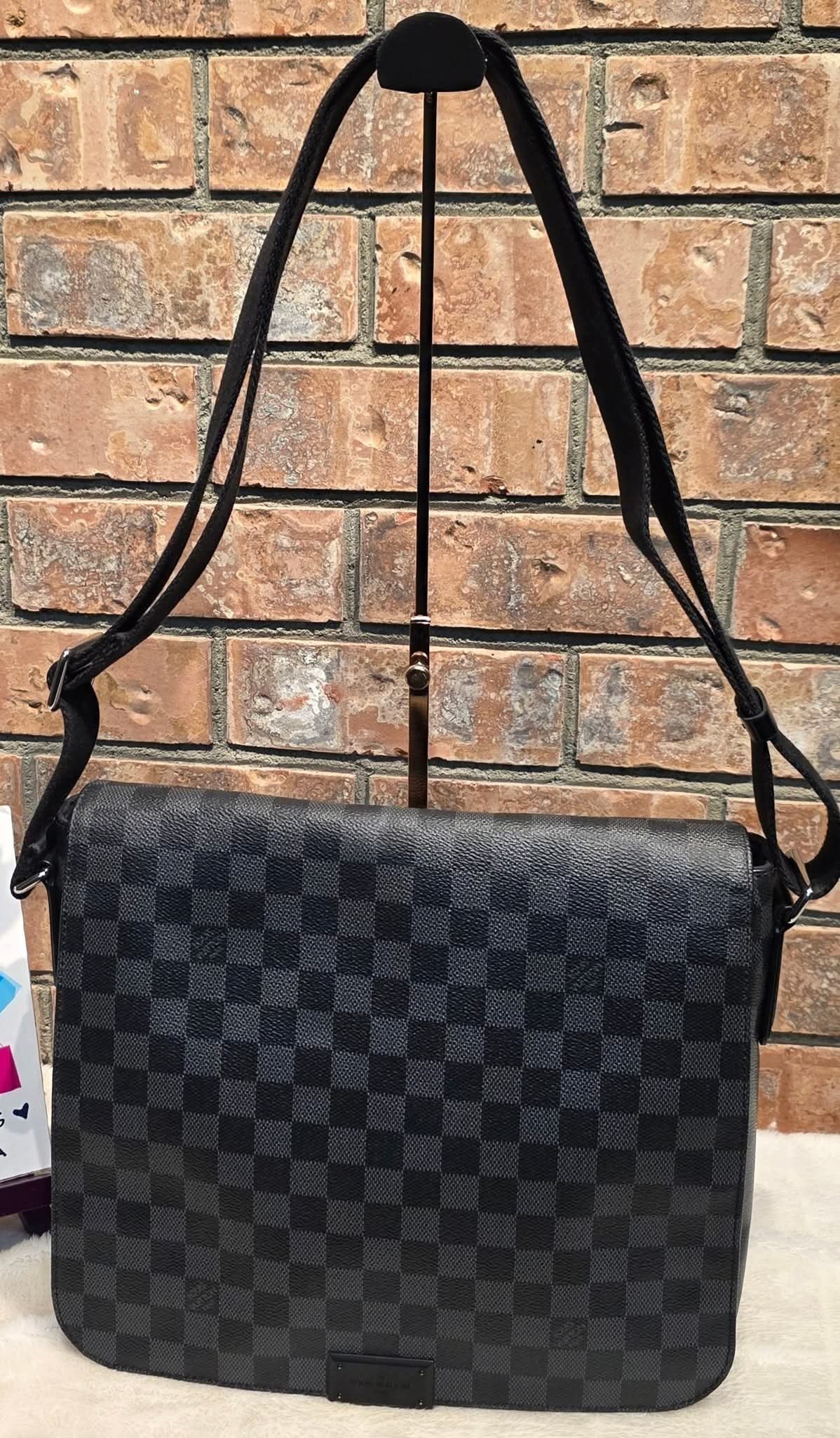 Authentic Louis Vuitton District MM