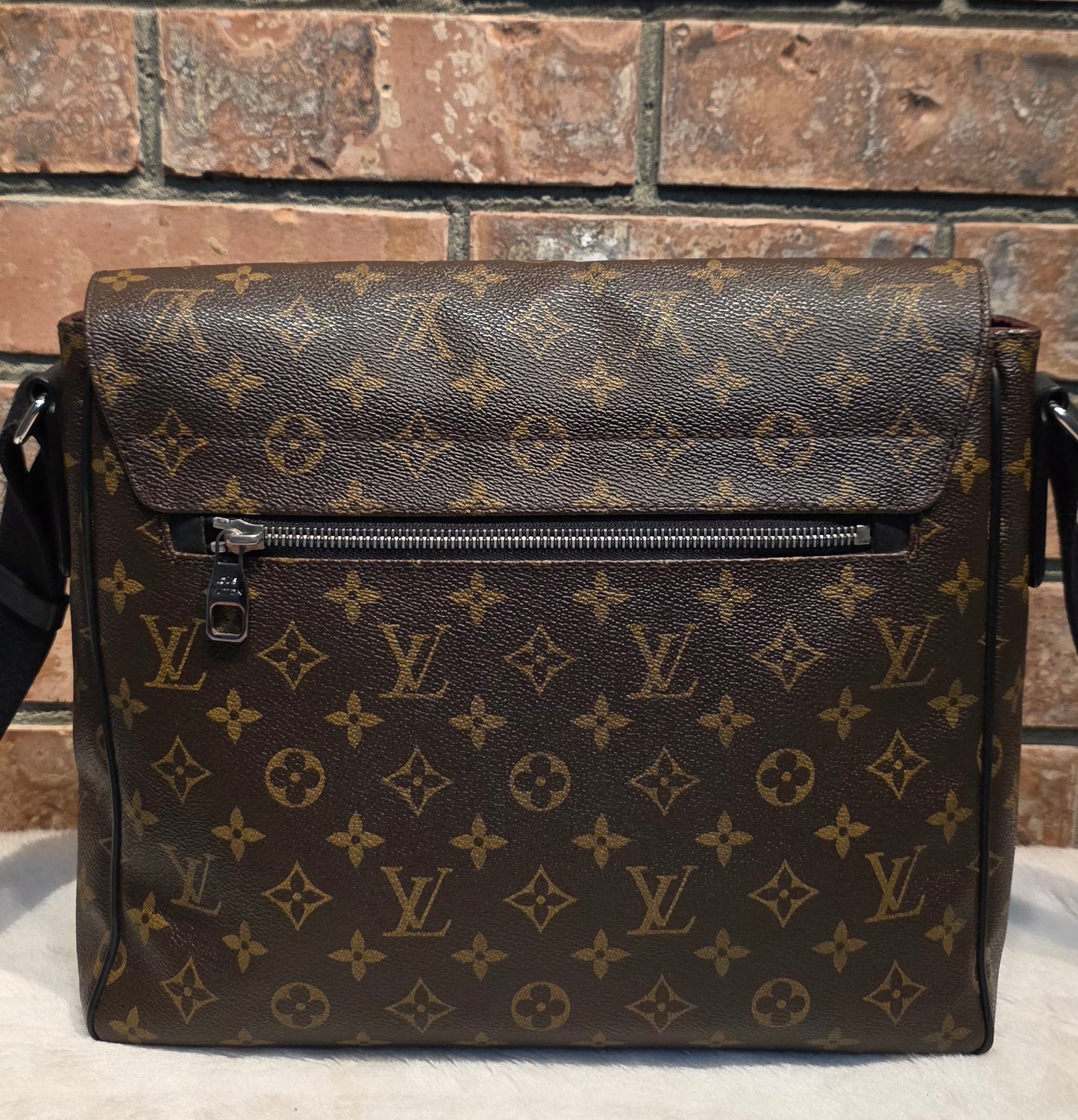 Authentic Louis Vuitton Monogram Macassar District MM