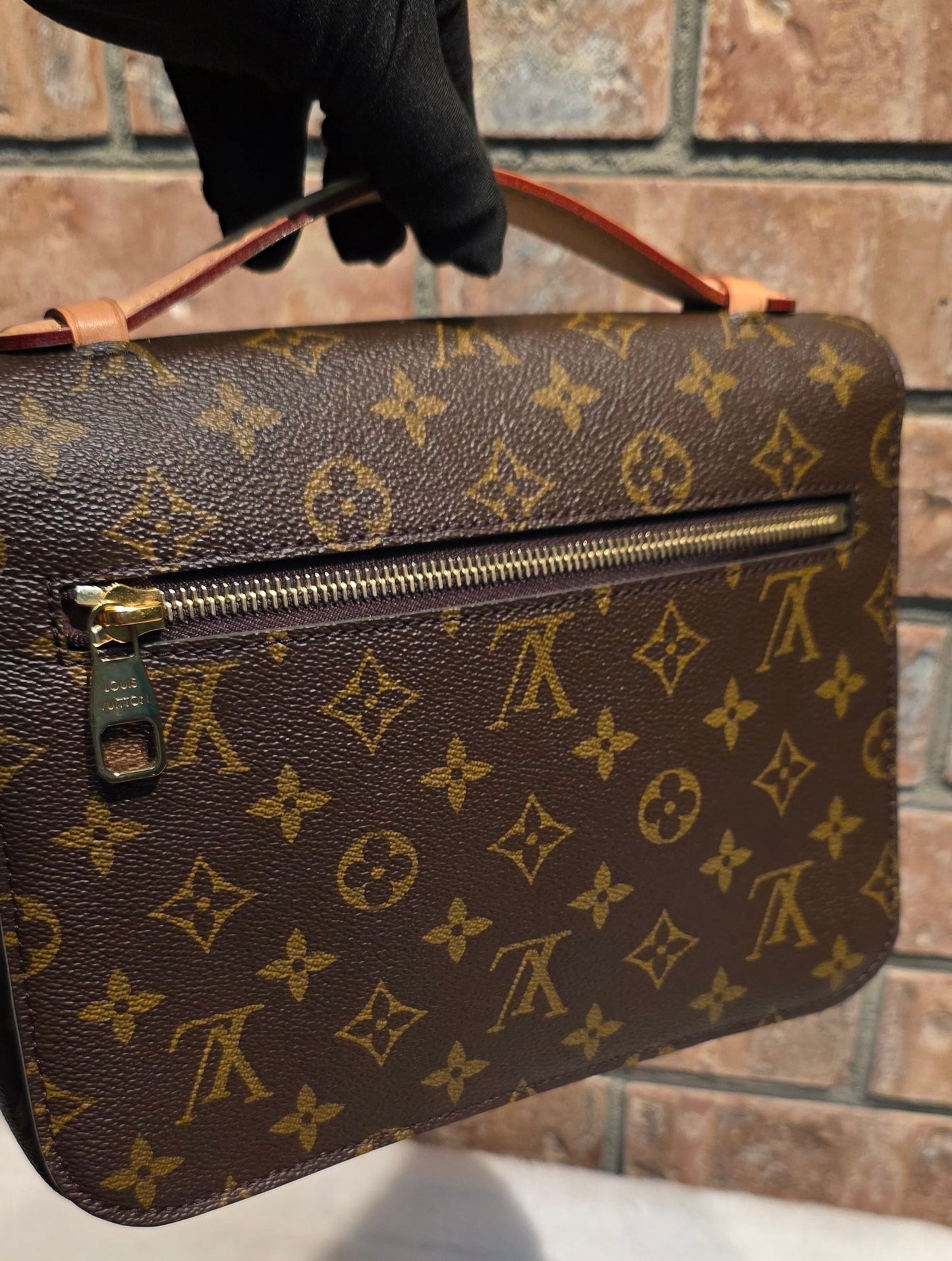 Authentic Louis Vuitton Pochette Metis Monogram