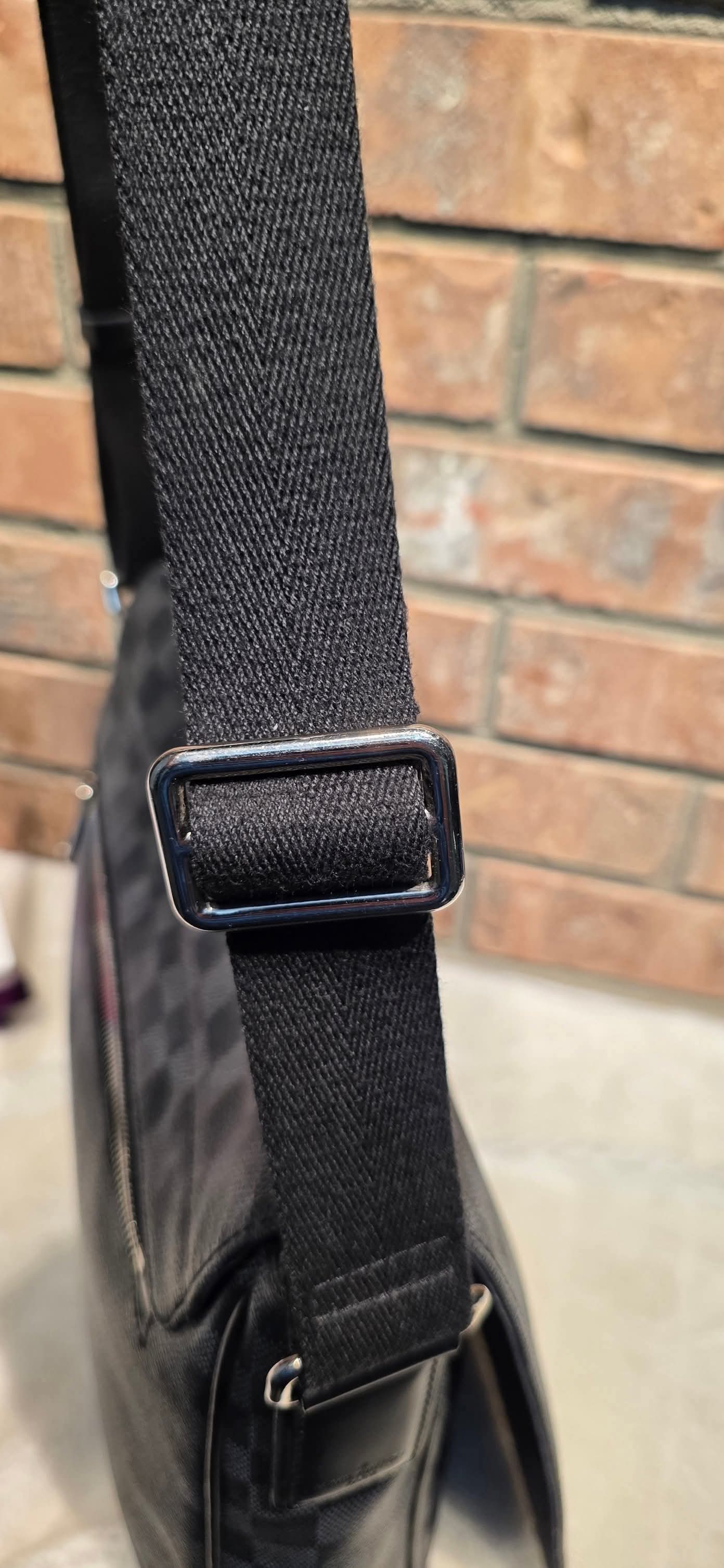 Authentic Louis Vuitton District MM