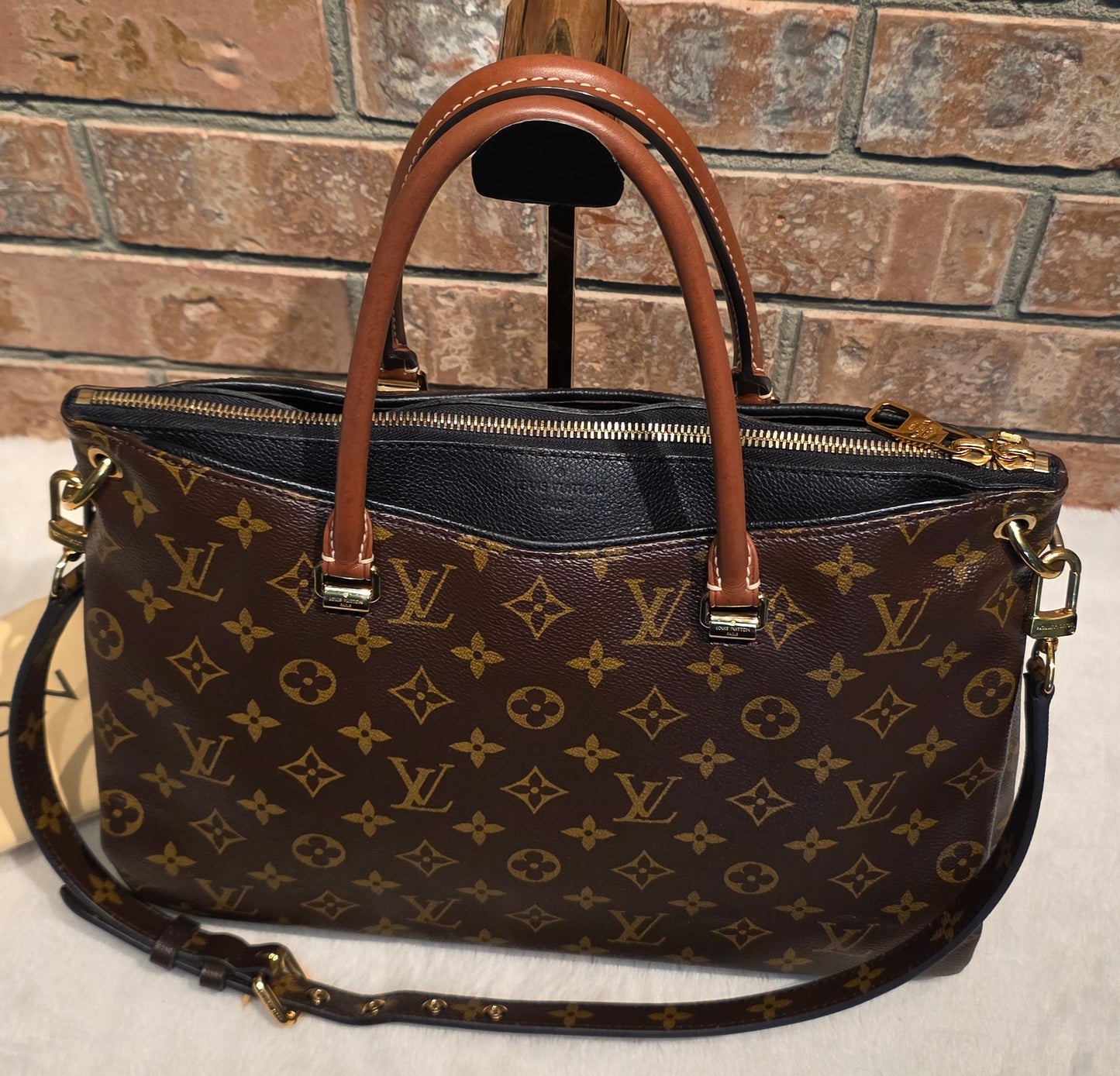 Authentic Louis Vuitton Pallas MM Noir