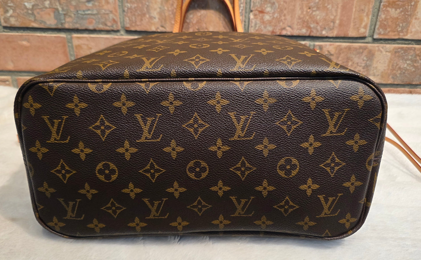 Authentic Louis Vuitton Neverfull MM (Pivoine Interior)