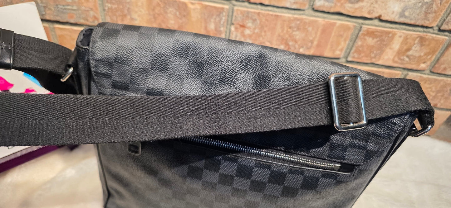 Authentic Louis Vuitton District MM