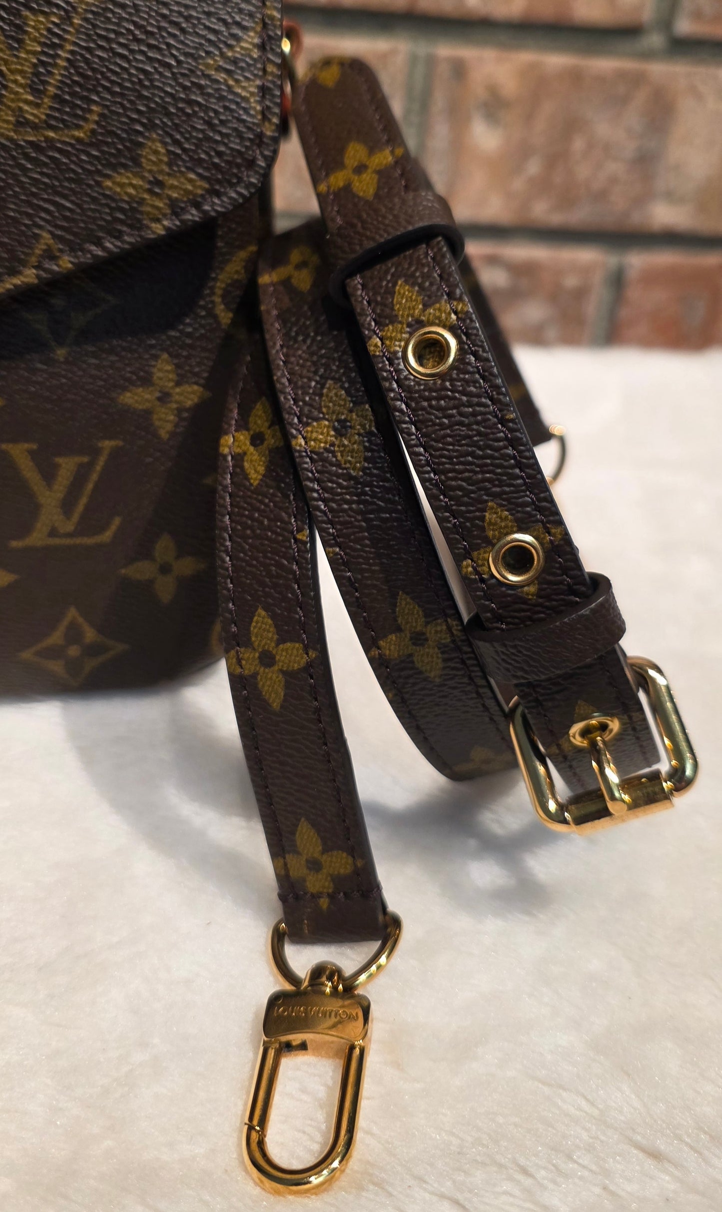 Authentic Louis Vuitton Pochette Metis Monogram