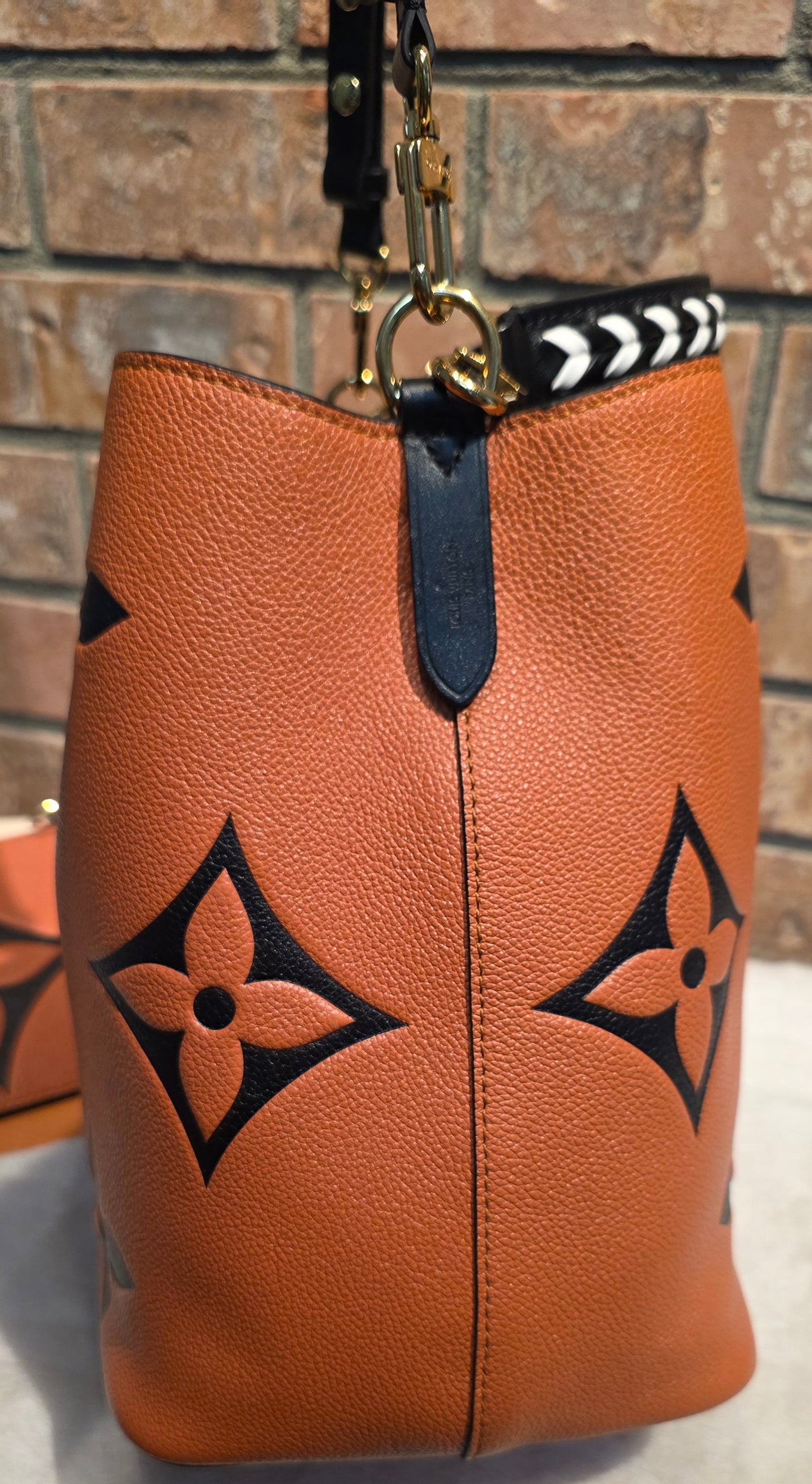 Authentic Louis Vuitton Crafty NeoNoe MM Giant Monogram in Caramel