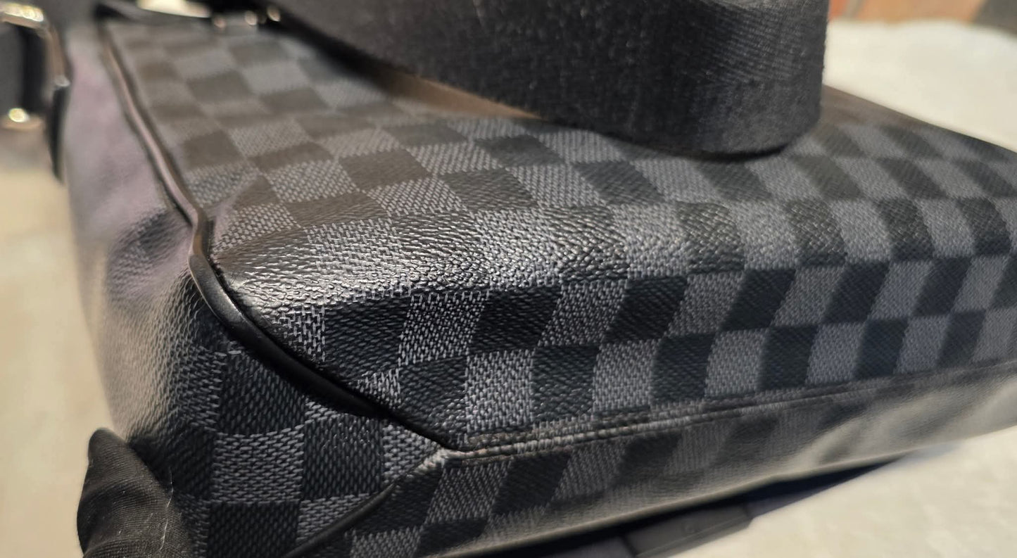 Authentic Louis Vuitton District MM