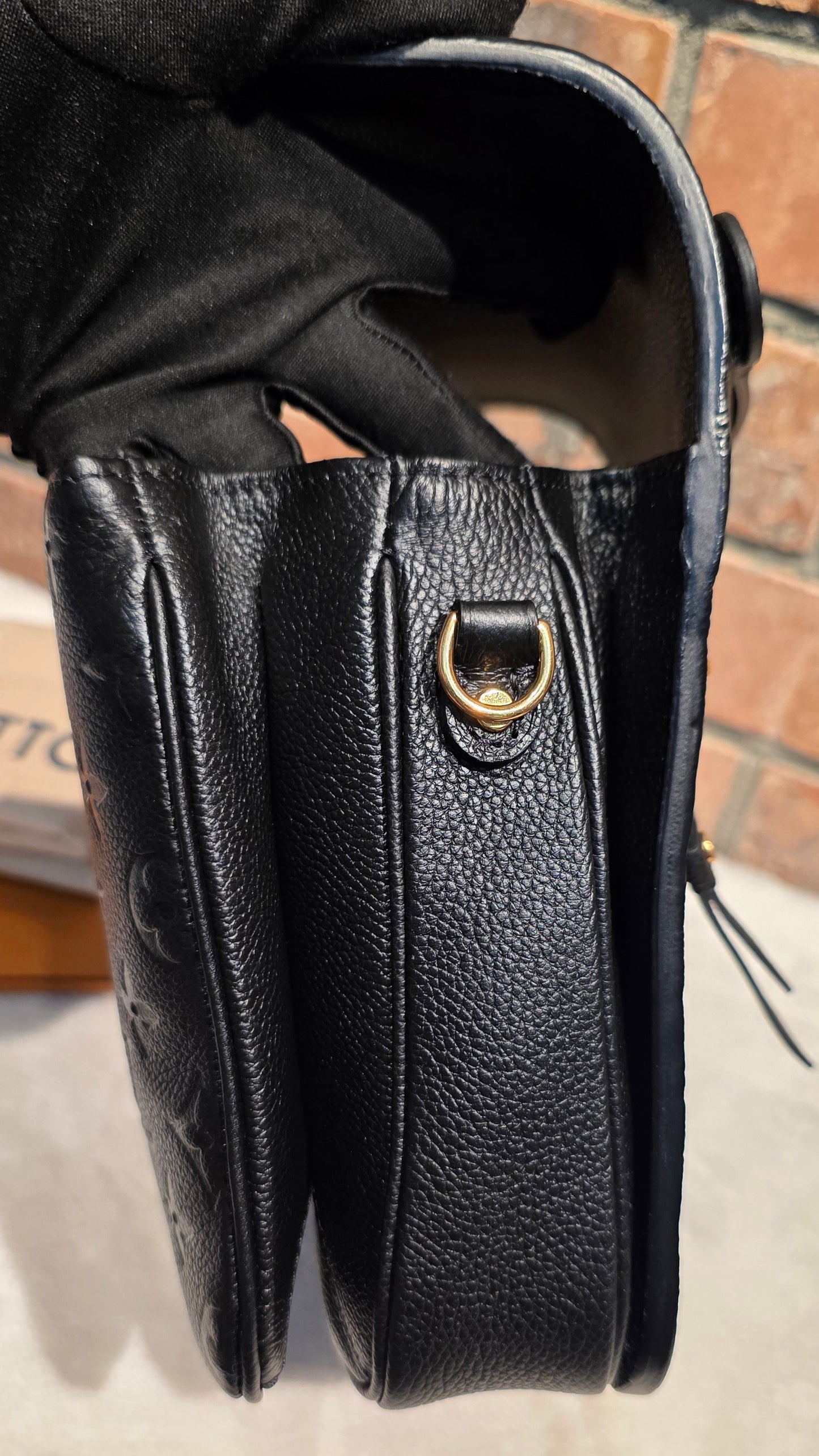 Authentic Louis Vuitton Pochette Metis Empreinte Noir