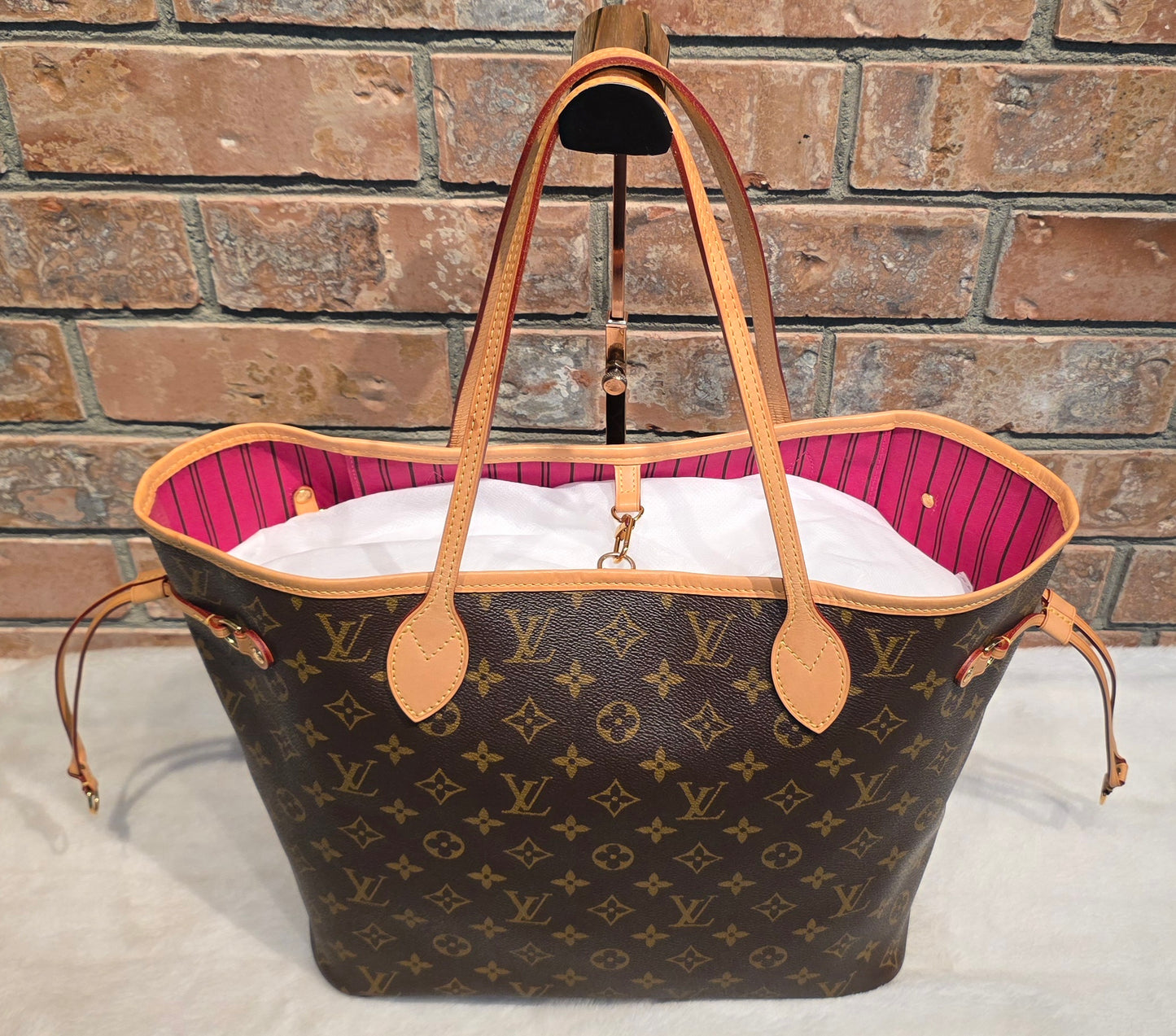 Authentic Louis Vuitton Neverfull MM (Pivoine Interior)