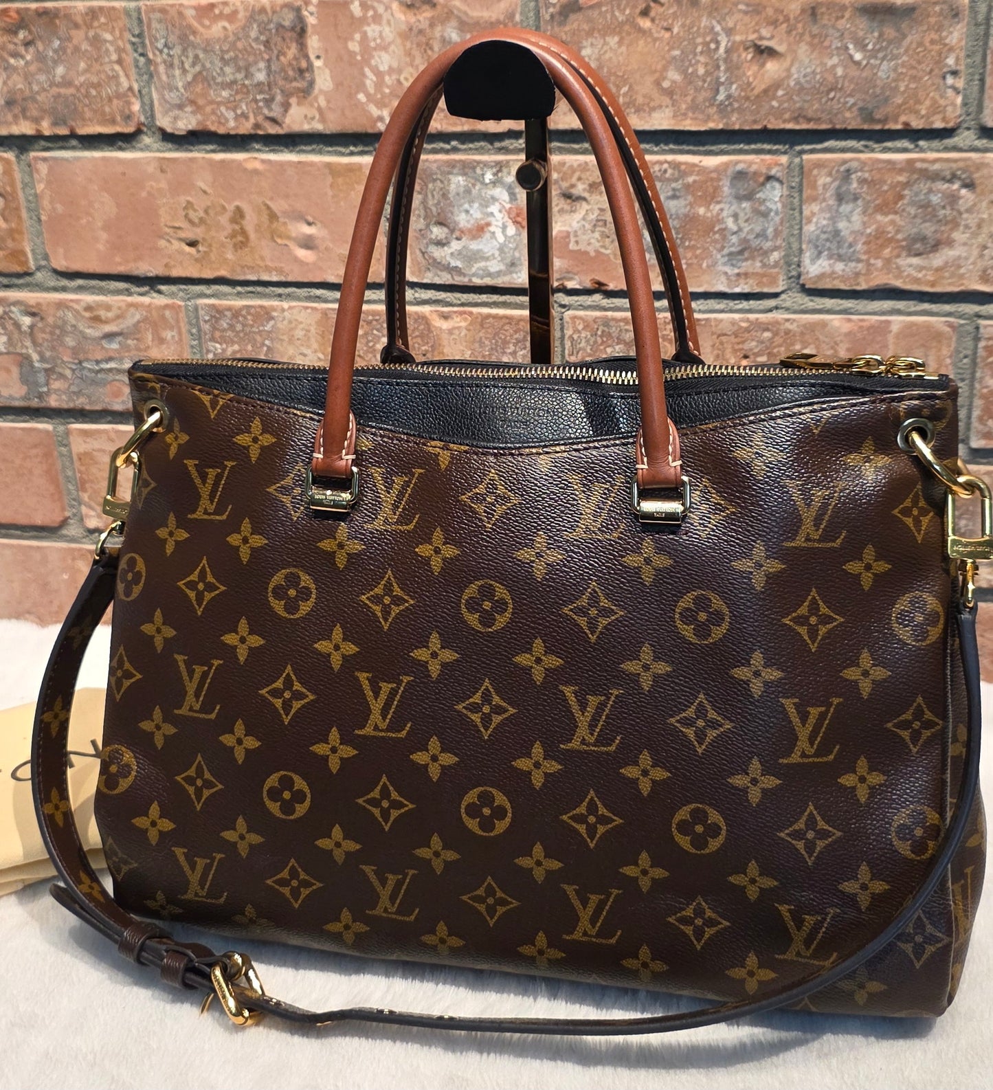 Authentic Louis Vuitton Pallas MM Noir