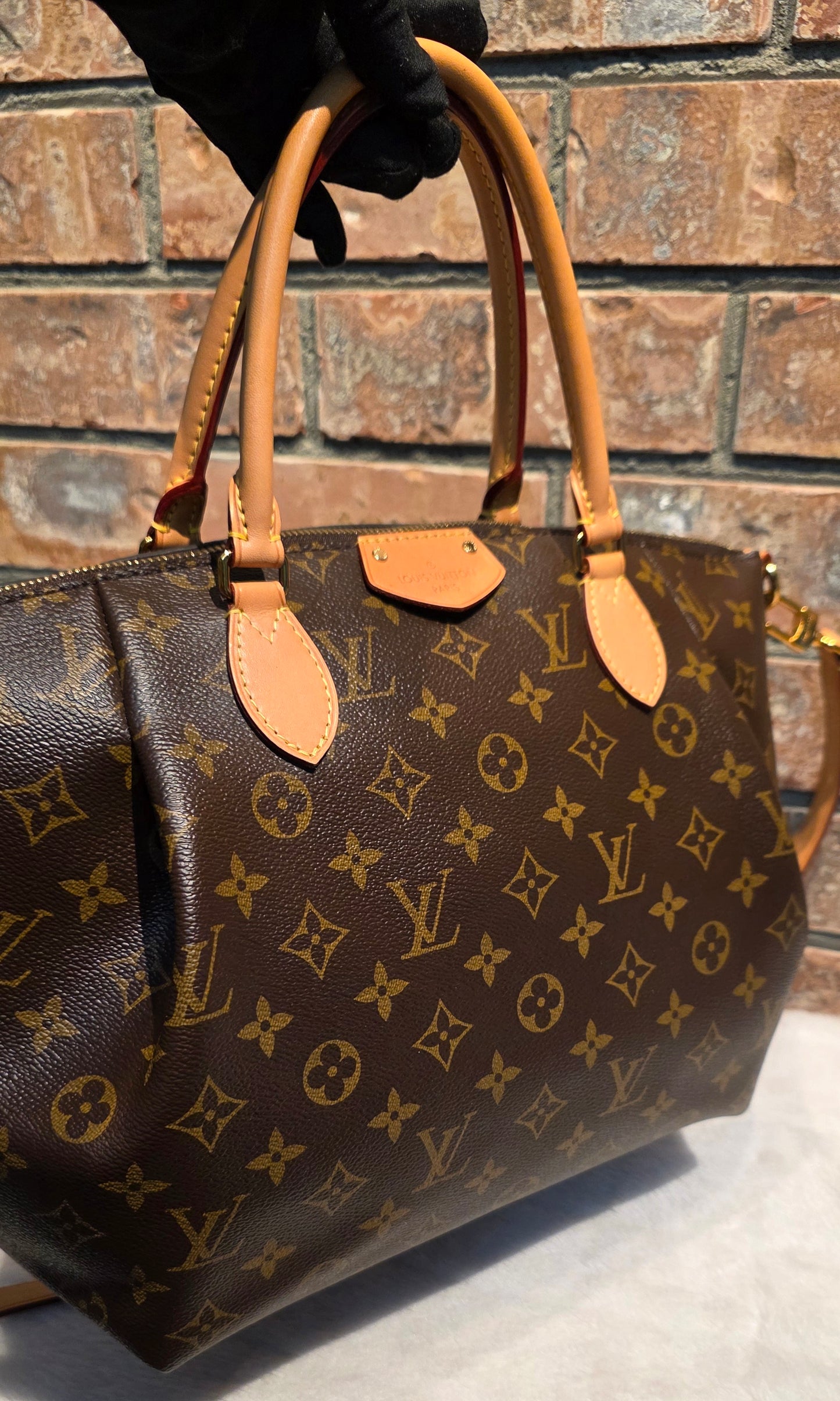 Authentic Louis Vuitton Turenne MM (SR2156)
