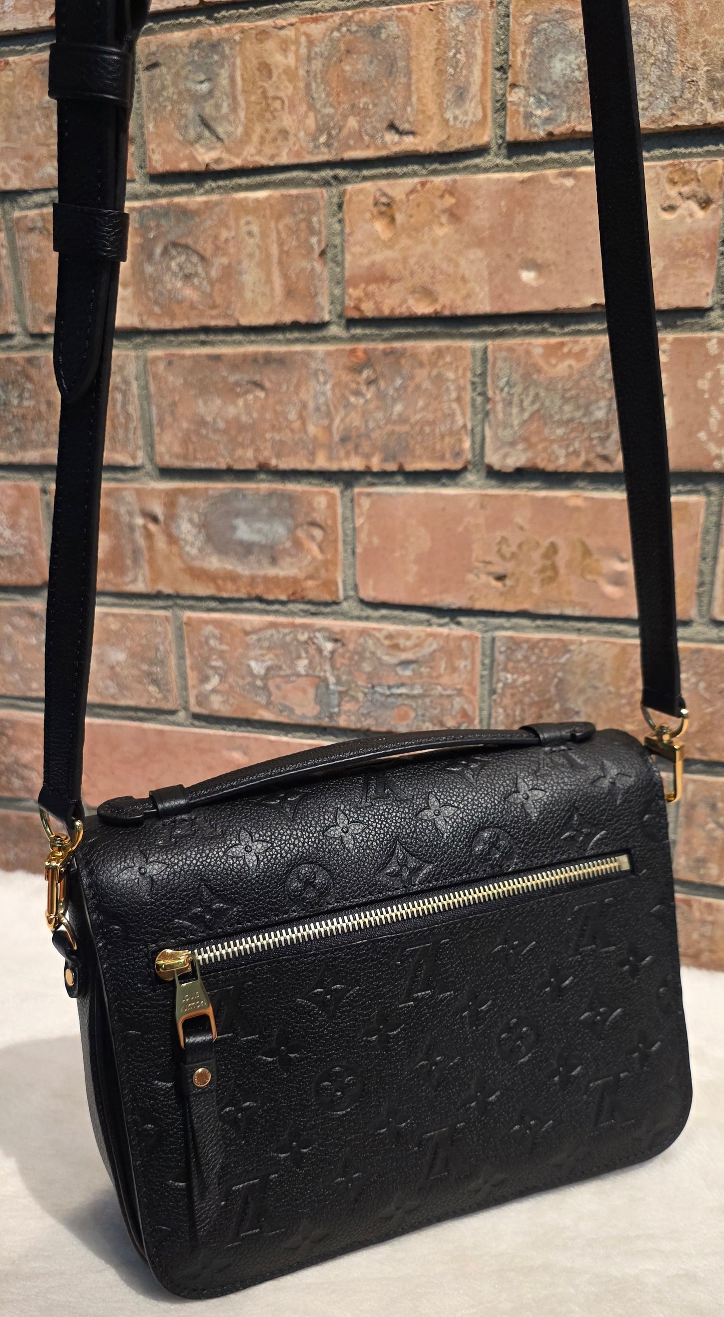 Authentic Louis Vuitton Pochette Metis Empreinte Noir