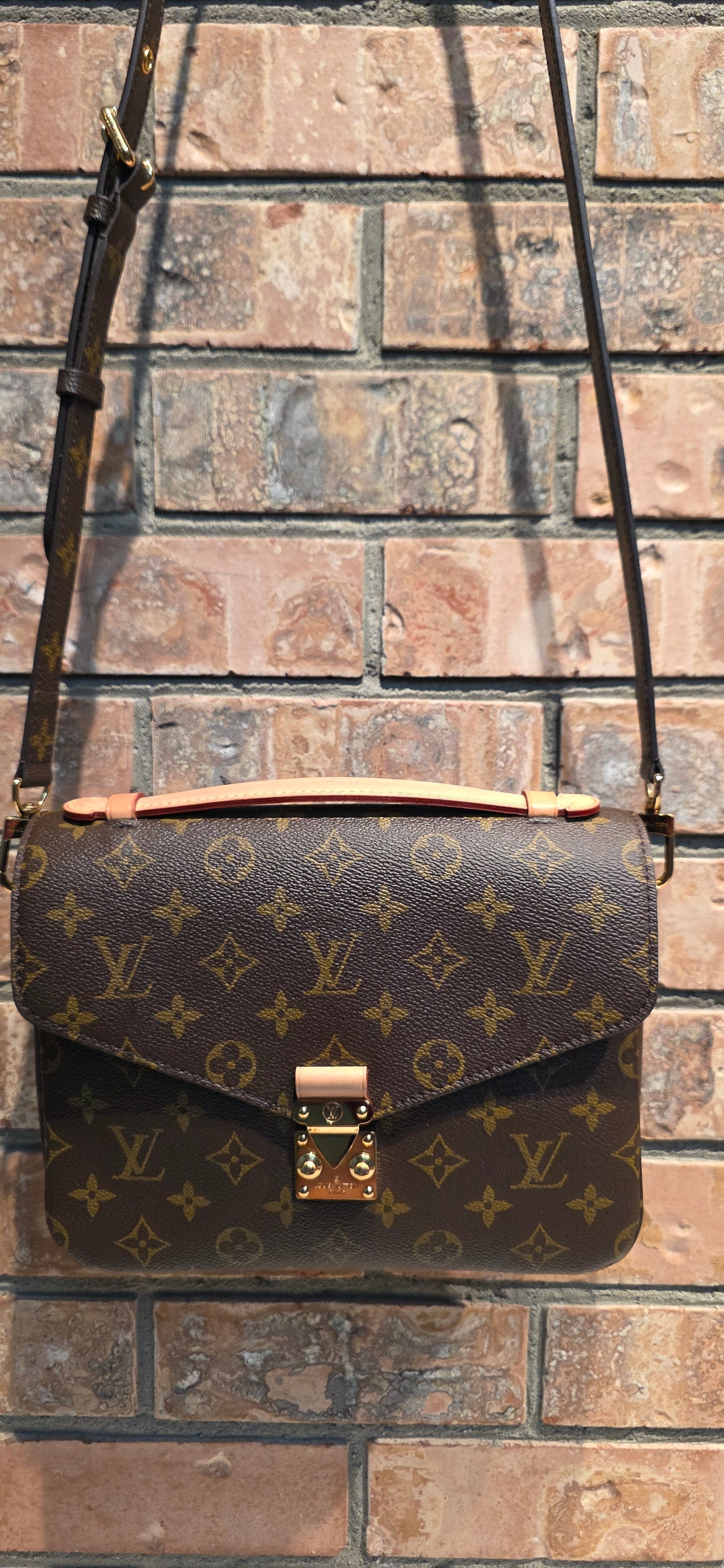 Authentic Louis Vuitton Pochette Metis Monogram