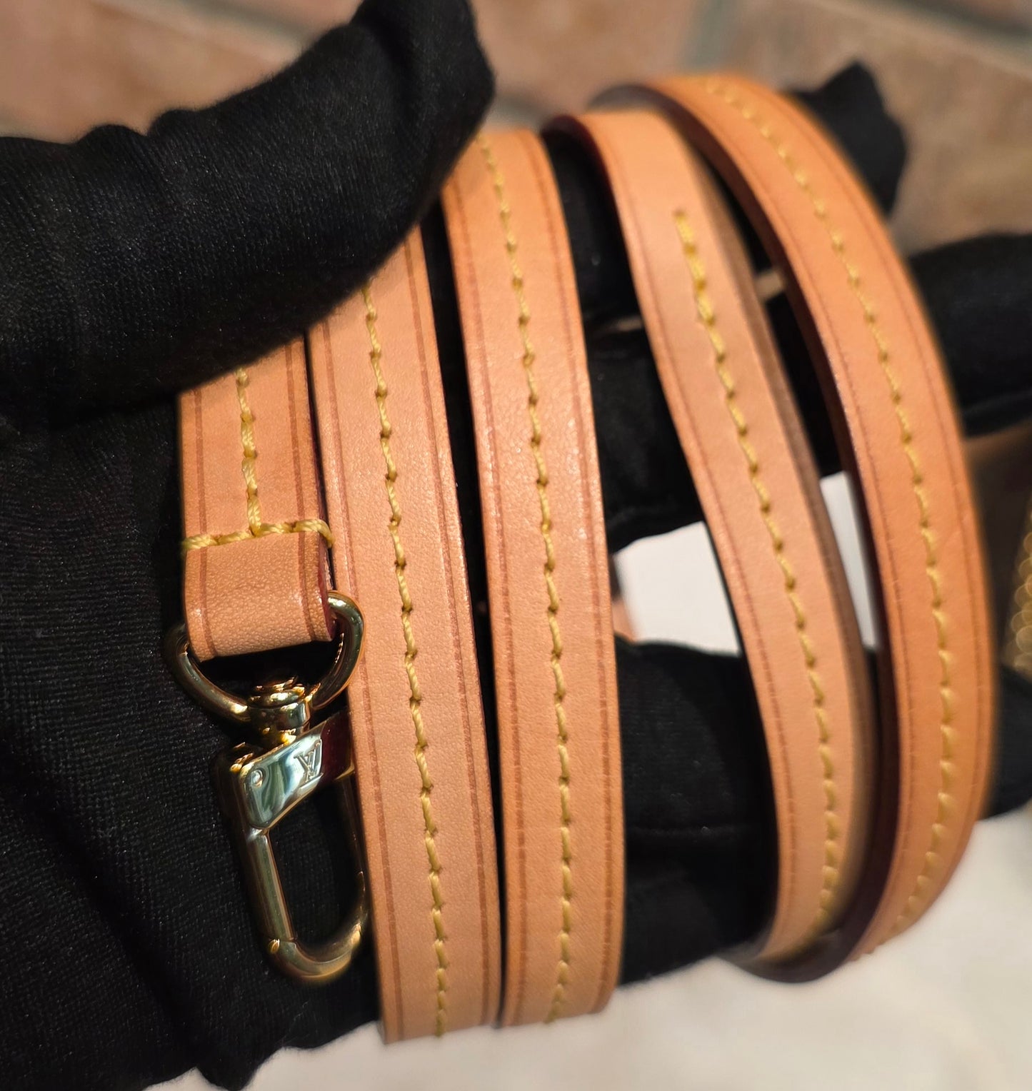 Authentic Louis Vuitton Favorite MM Monogram (SA4149)