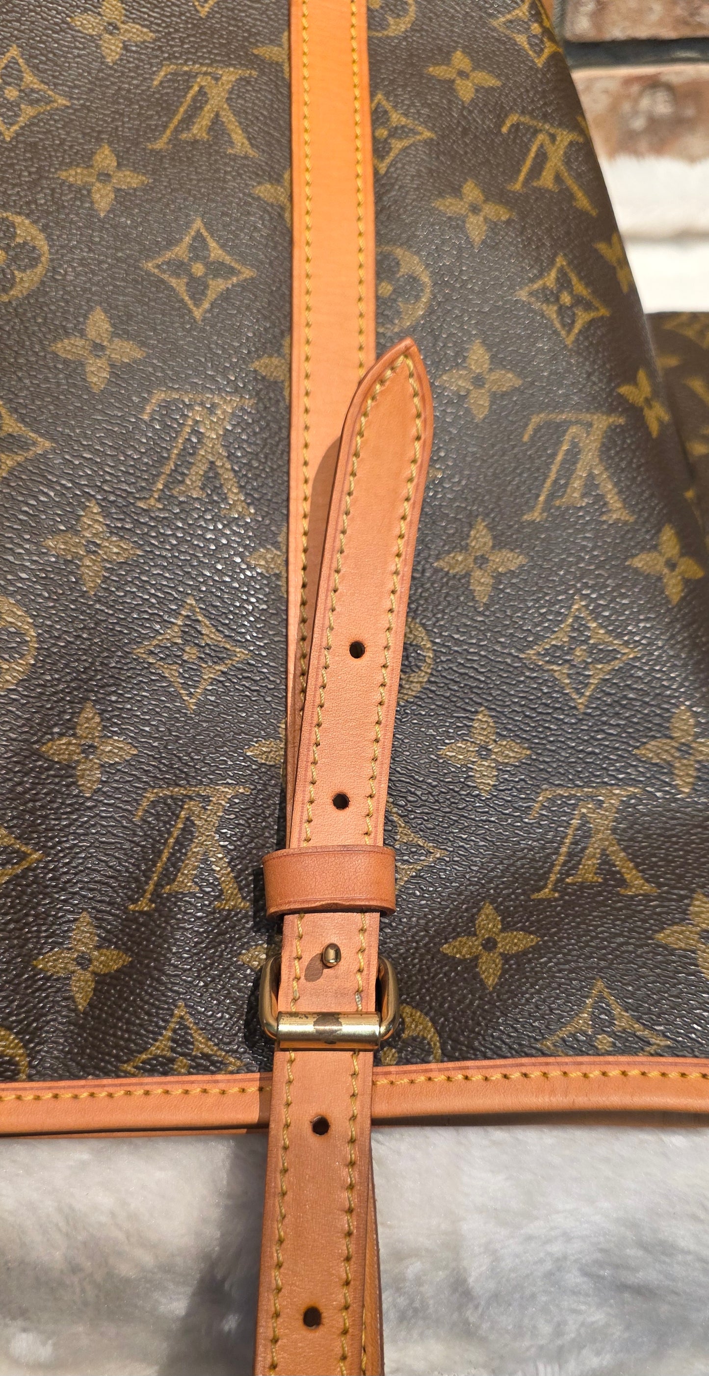 Authentic Louis Vuitton Bucket GM with Pouch