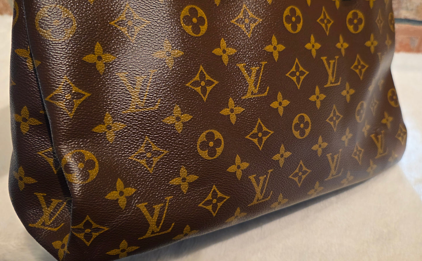 Authentic Louis Vuitton Pallas MM Noir