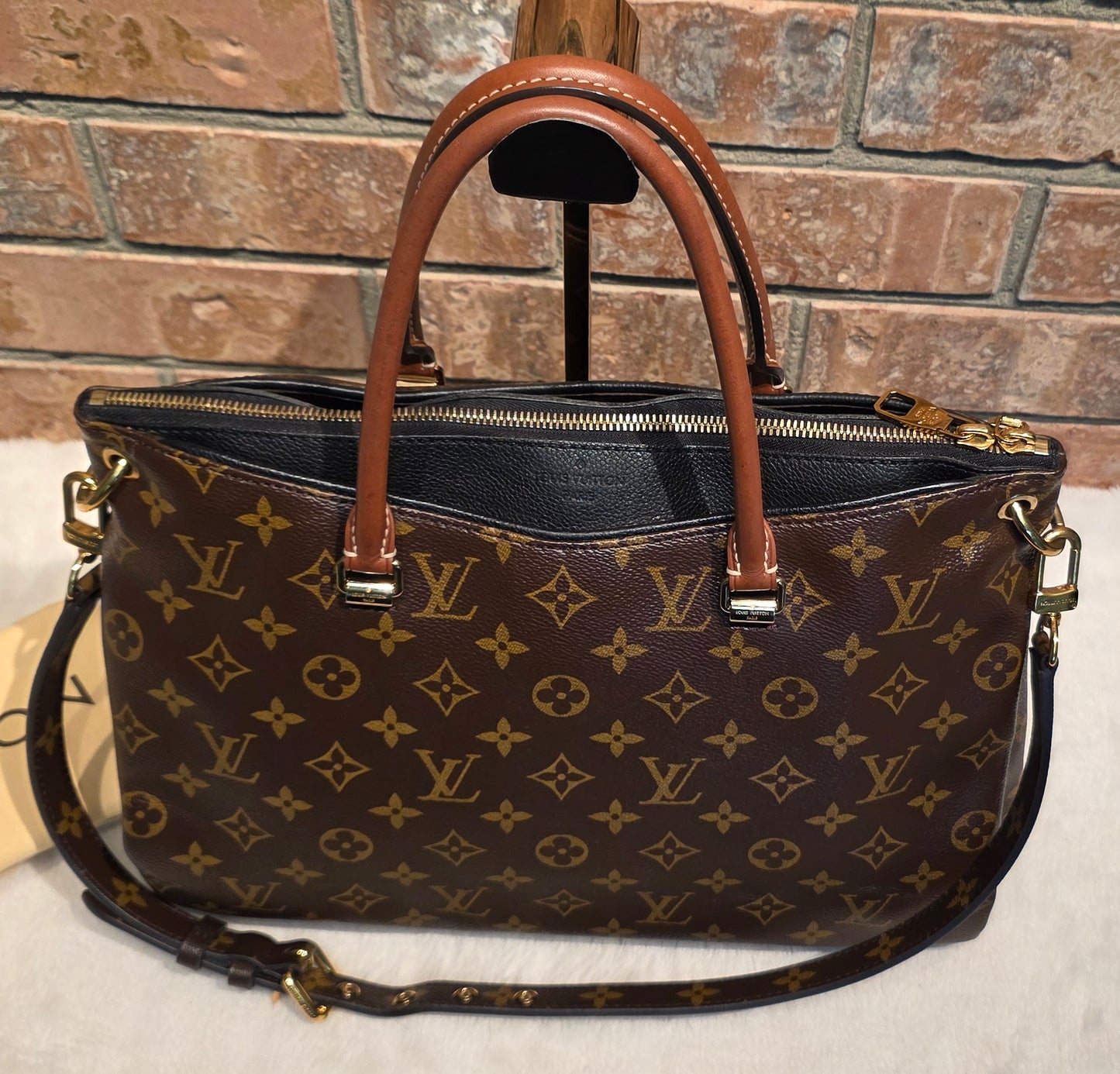 Authentic Louis Vuitton Pallas MM Noir