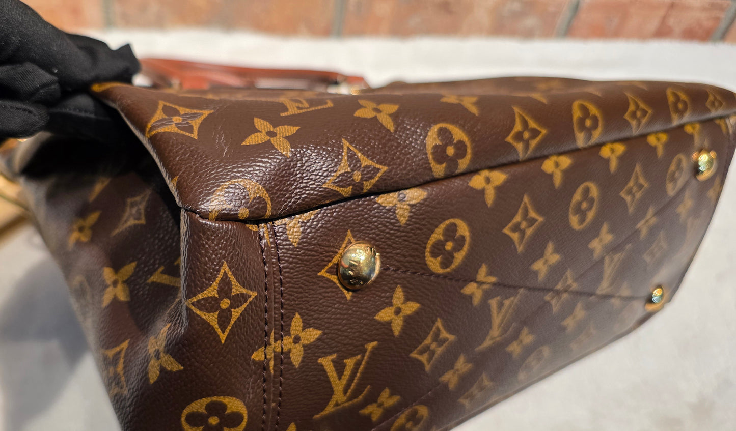 Authentic Louis Vuitton Pallas MM Noir