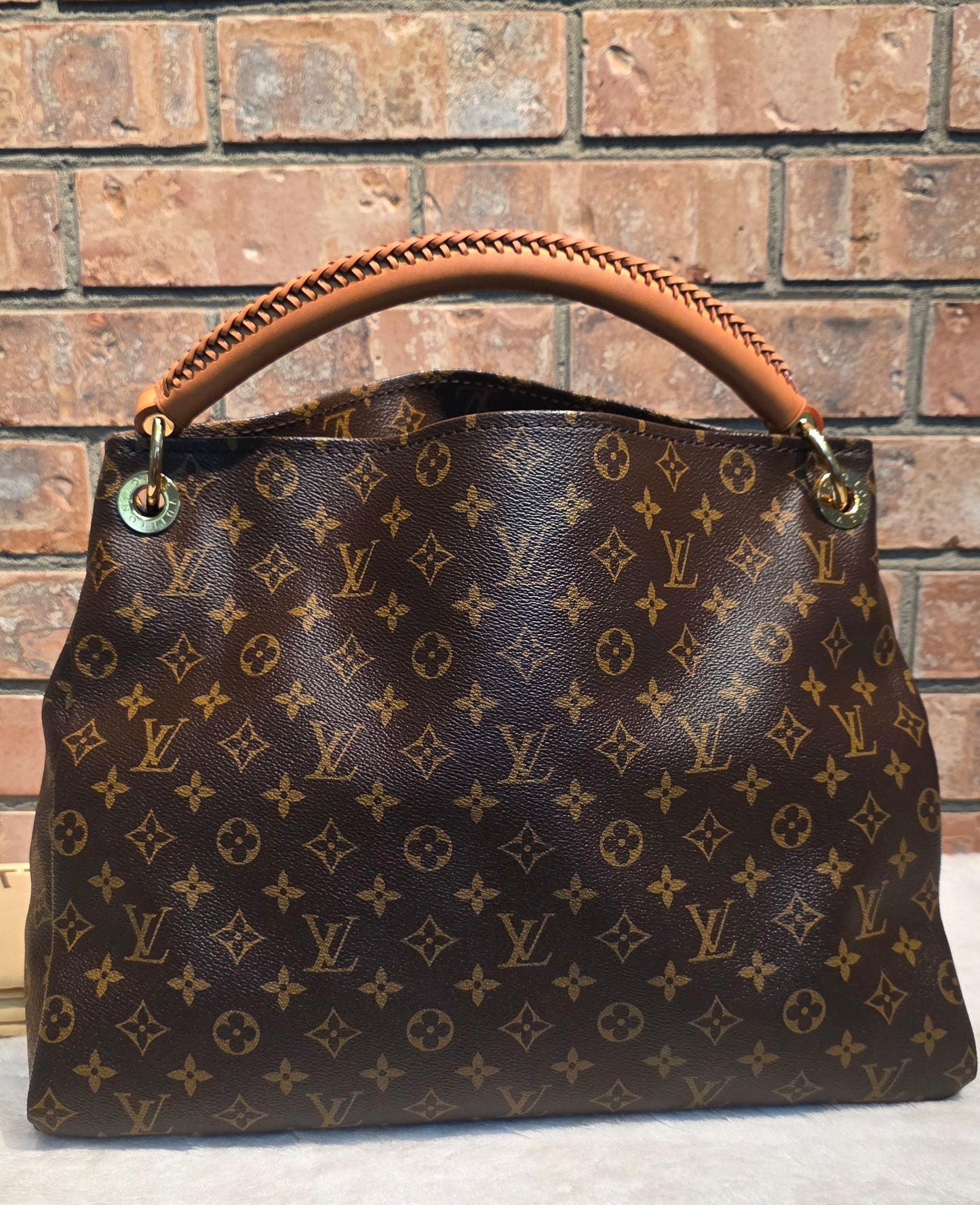 Authentic Louis Vuitton Artsy MM Monogram
