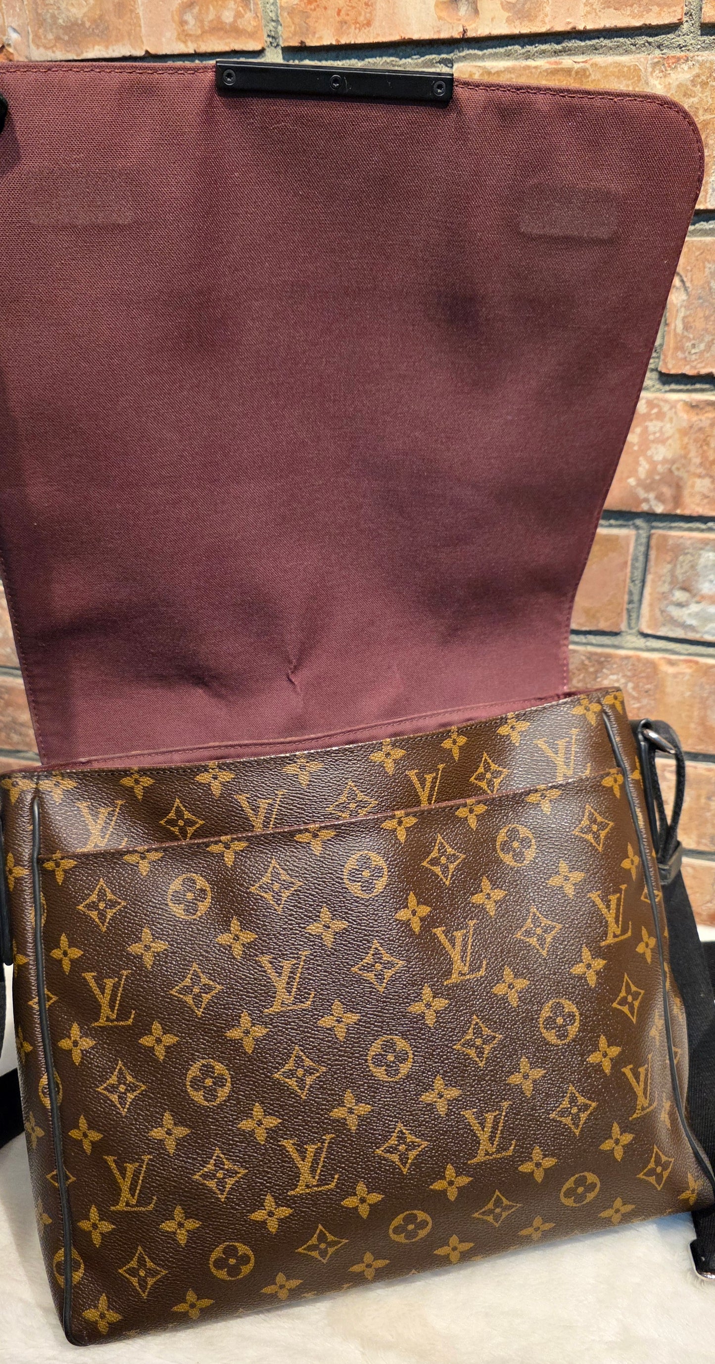 Authentic Louis Vuitton Monogram Macassar District MM