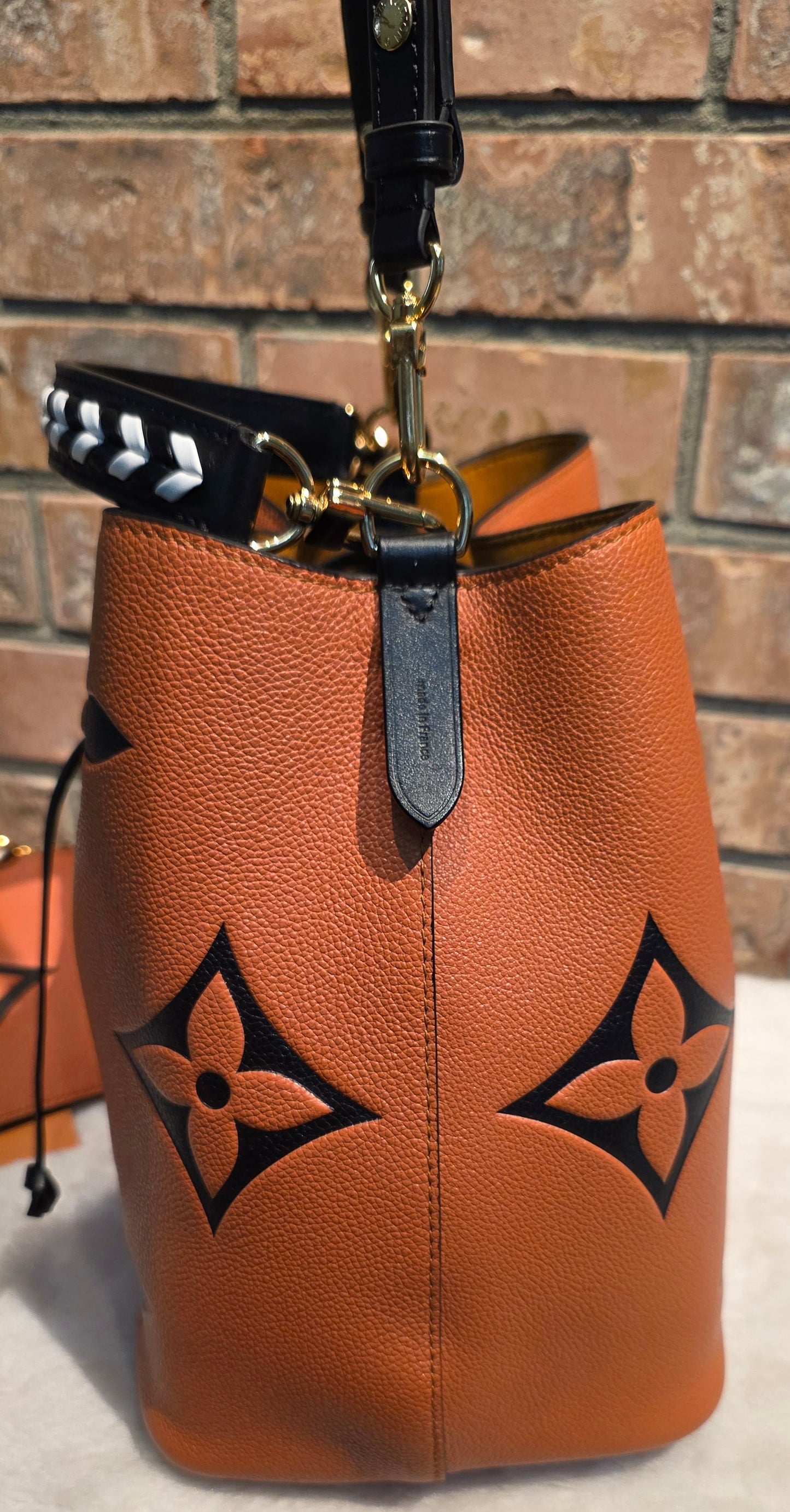 Authentic Louis Vuitton Crafty NeoNoe MM Giant Monogram in Caramel