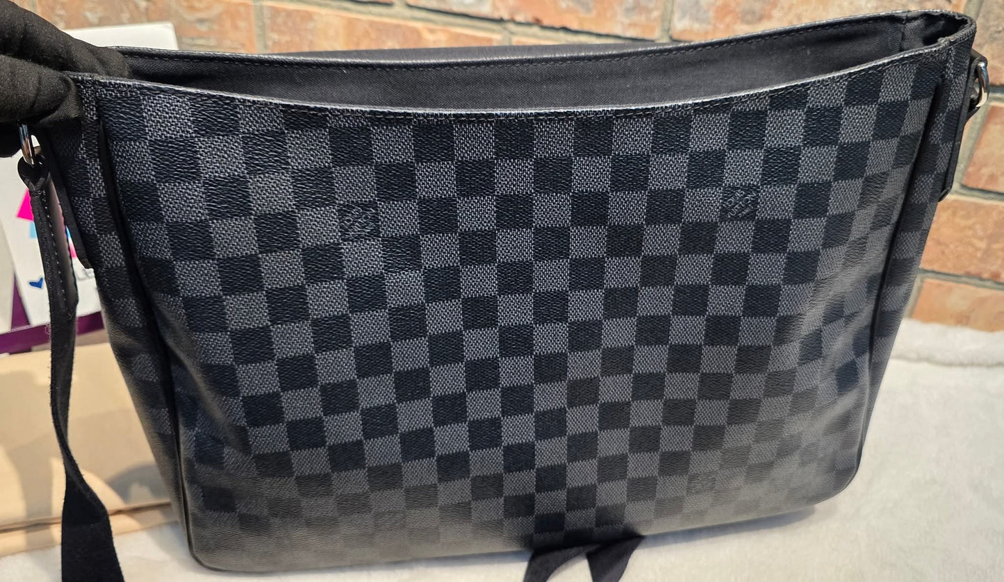 Authentic Louis Vuitton Daniel GM Damier Graphite