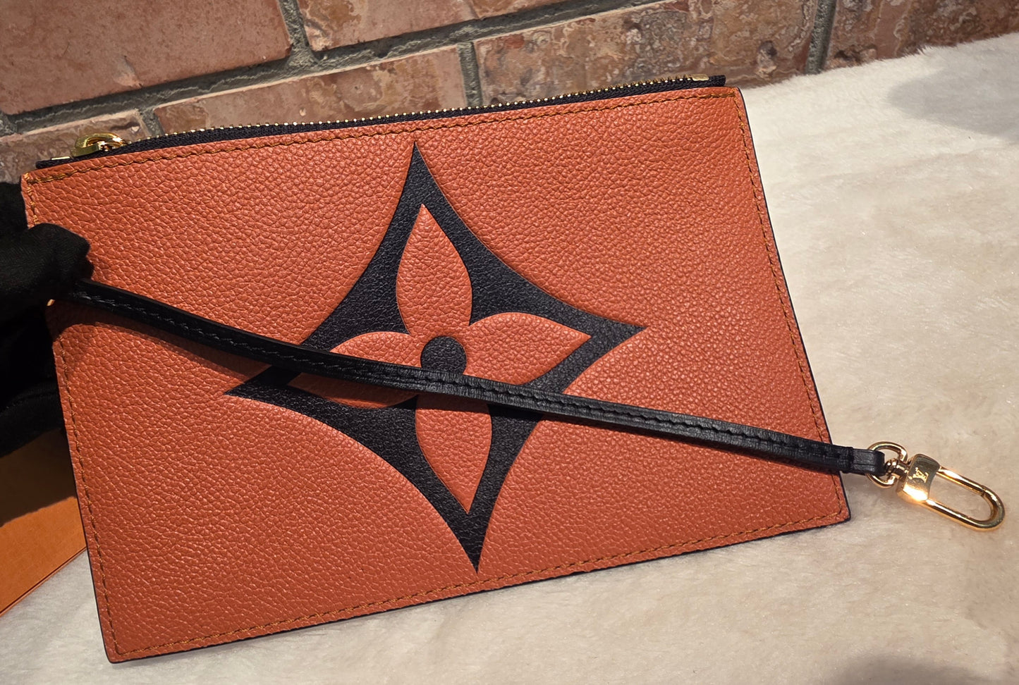 Authentic Louis Vuitton Crafty NeoNoe MM Giant Monogram in Caramel