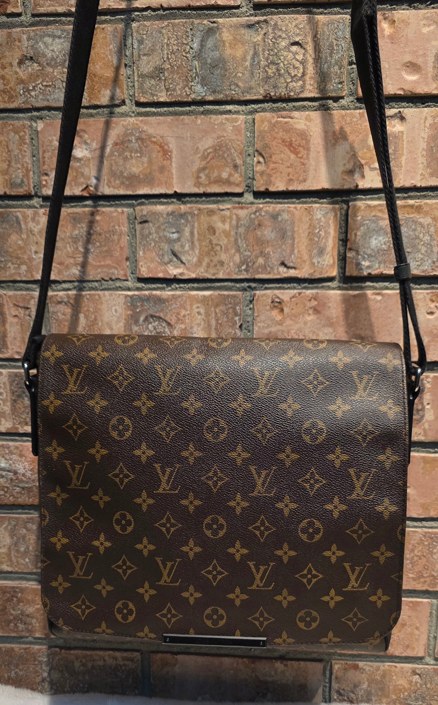 Authentic Louis Vuitton Monogram Macassar District MM