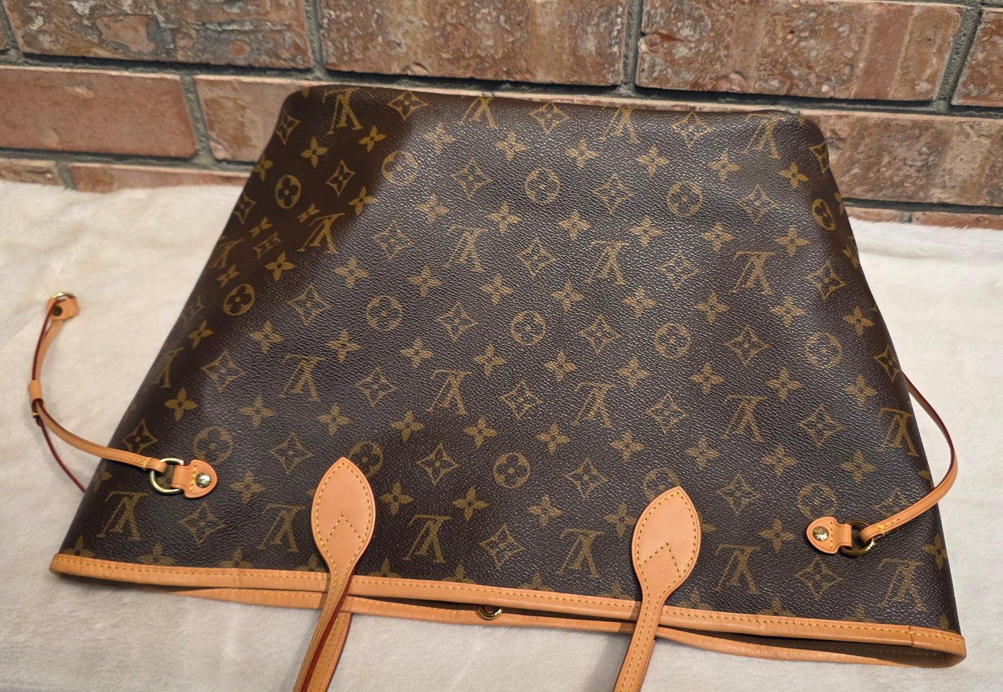 Authentic Louis Vuitton Neverfull MM (Pivoine Interior)