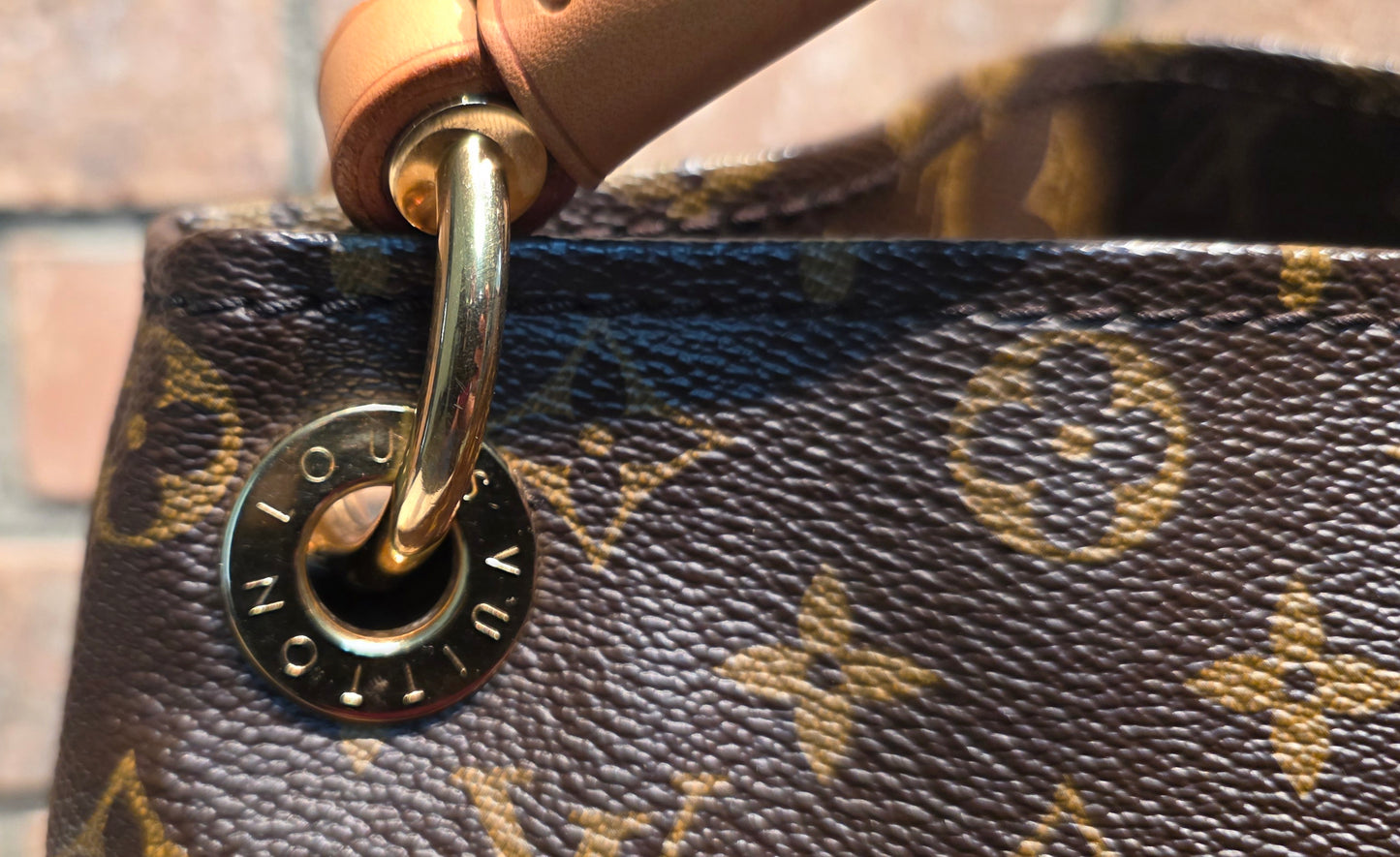 Authentic Louis Vuitton Artsy MM Monogram