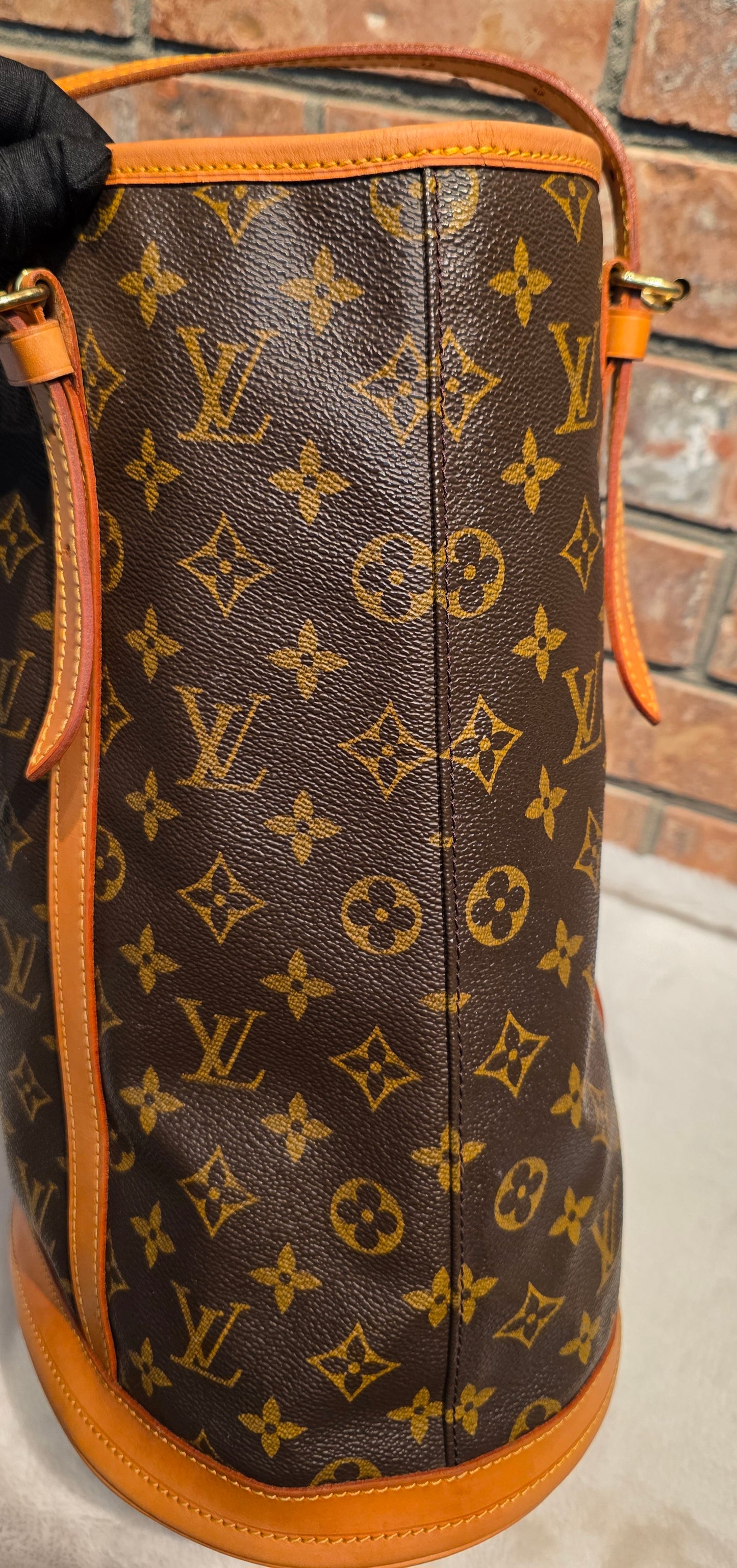 Authentic Louis Vuitton Bucket GM with Pouch