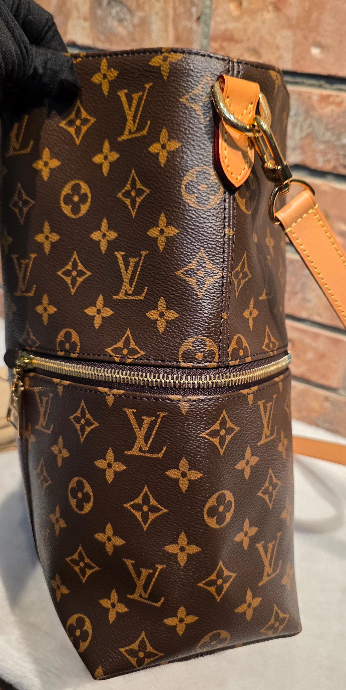 Authentic Louis Vuitton Melie Hobo (Short Handle Missing)