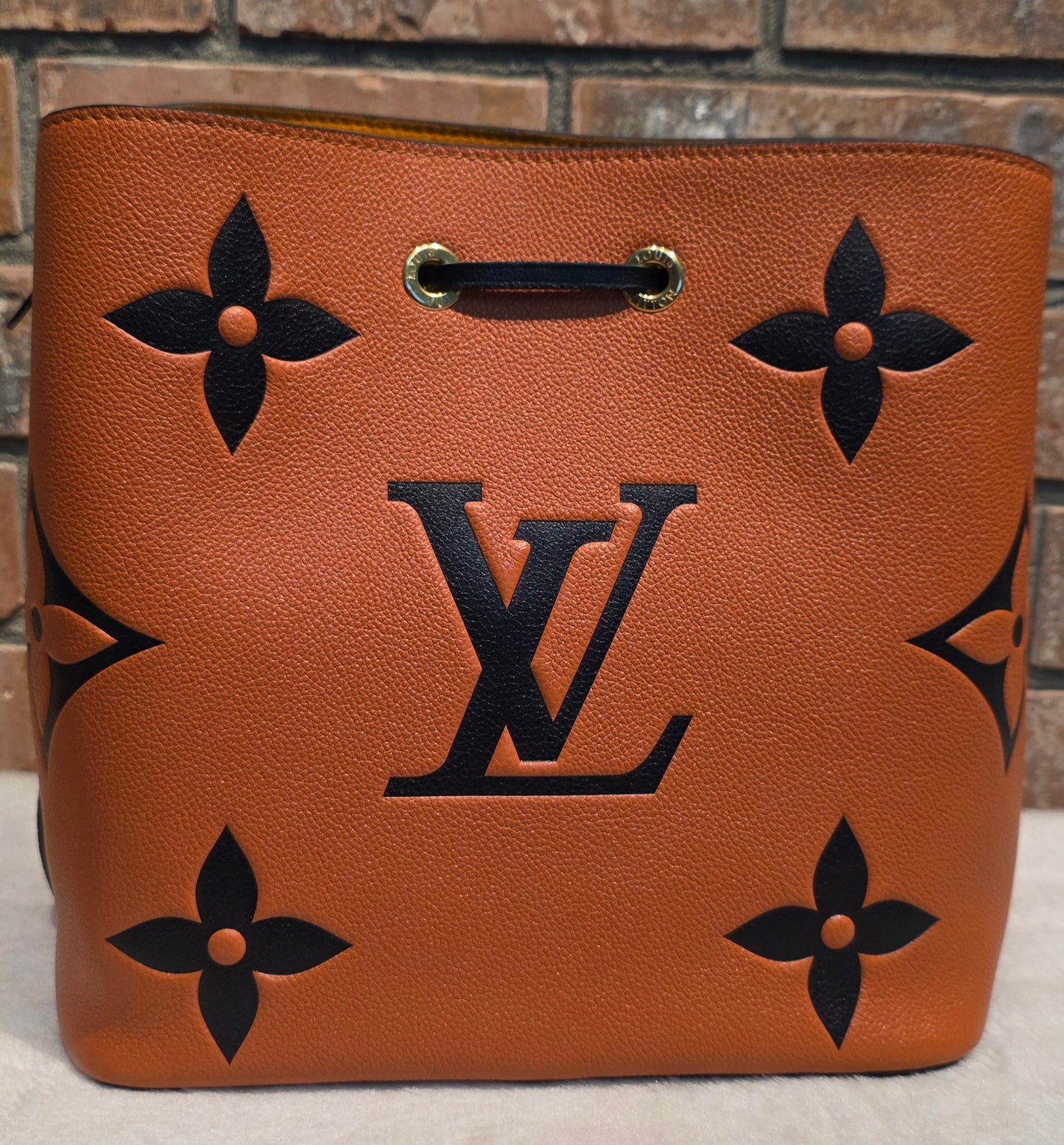 Authentic Louis Vuitton Crafty NeoNoe MM Giant Monogram in Caramel