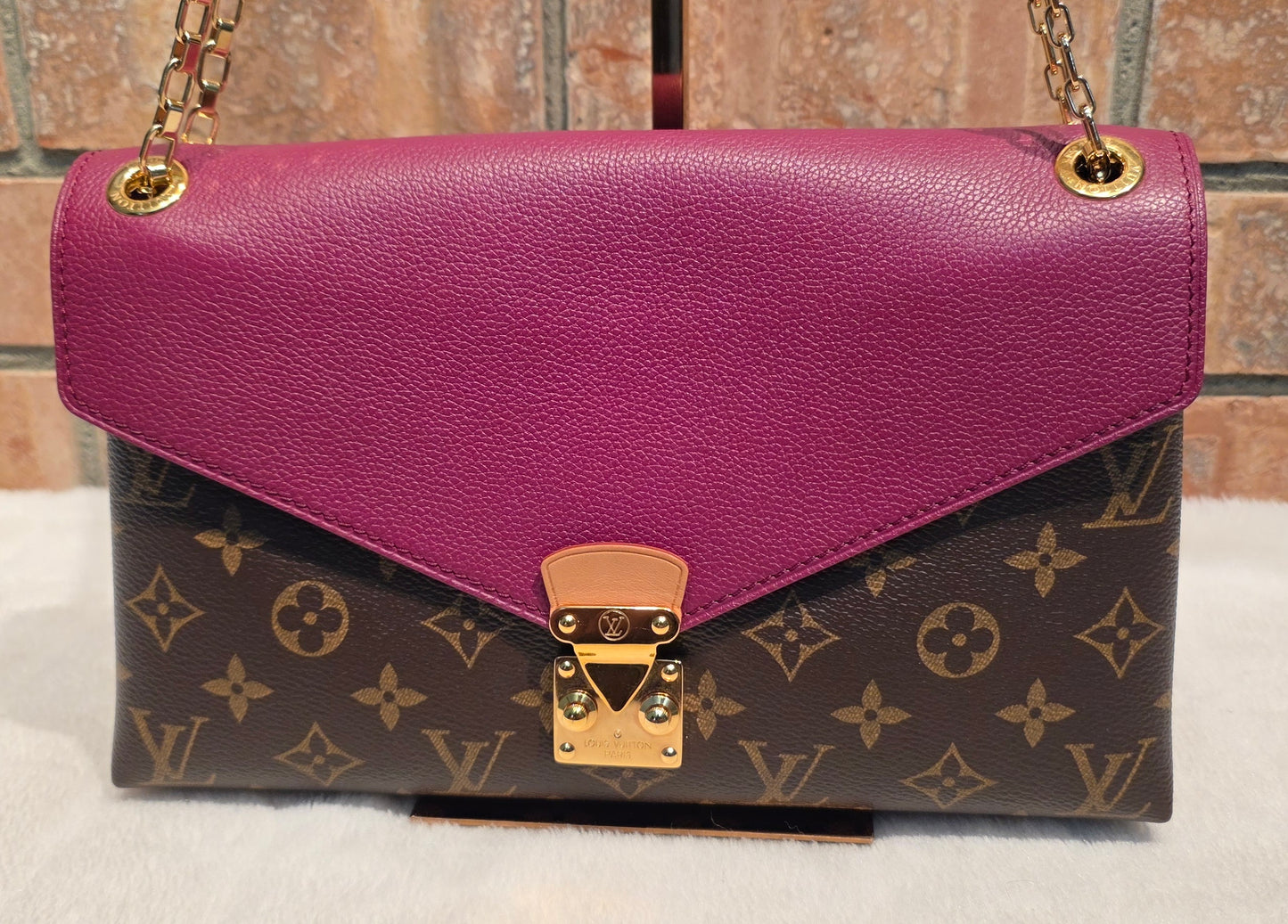 Authentic Louis Vuitton Pallas Chain in Aurore