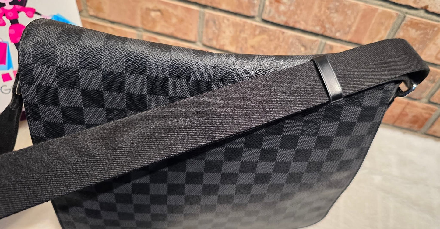 Authentic Louis Vuitton District MM