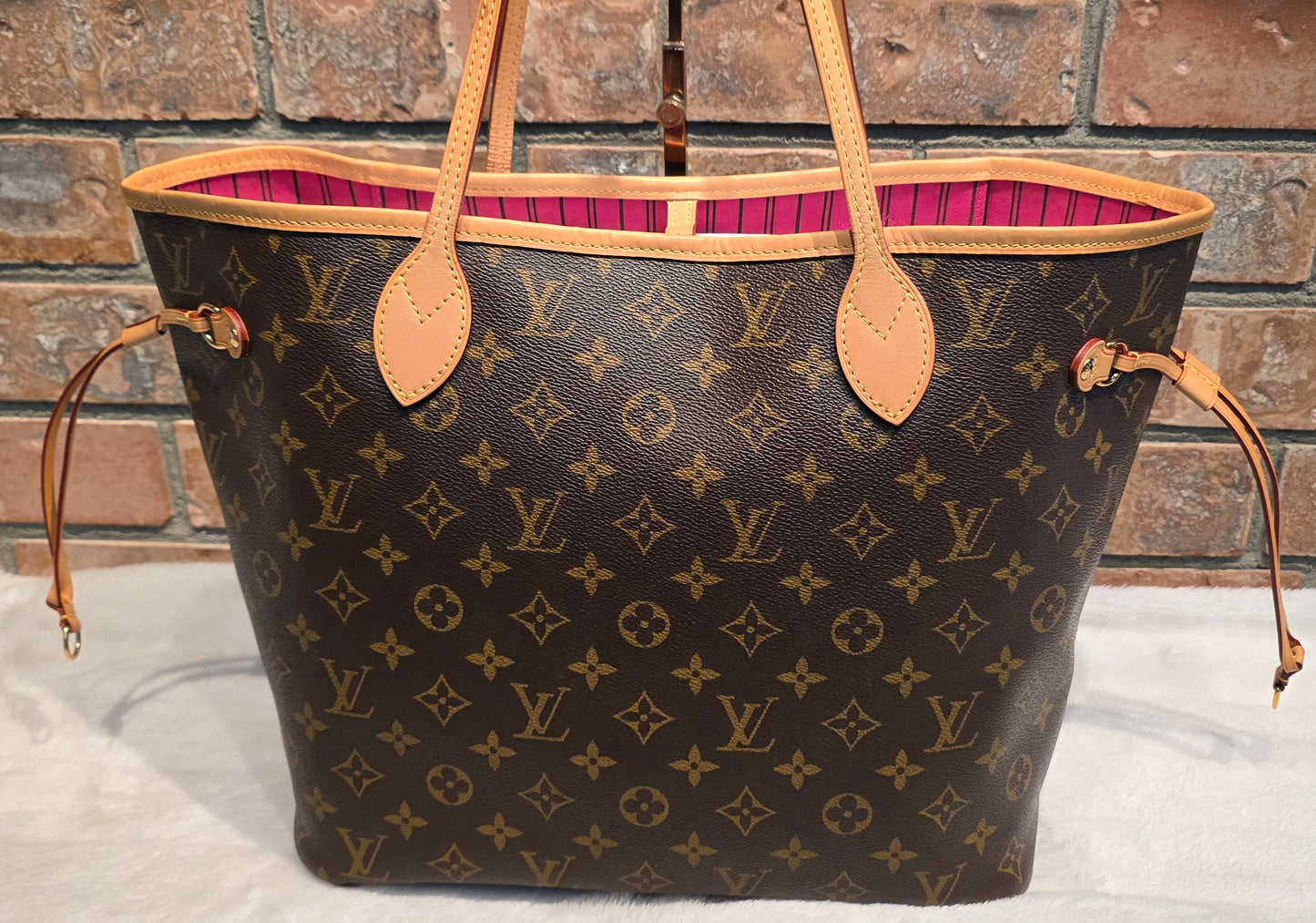 Authentic Louis Vuitton Neverfull MM (Pivoine Interior)