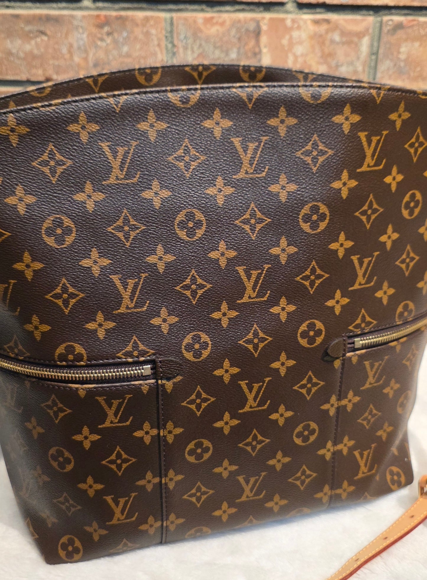 Authentic Louis Vuitton Melie Hobo (Short Handle Missing)