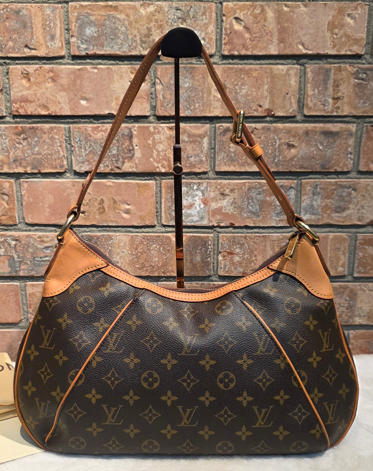 Authentic Louis Vuitton Thames GM Monogram