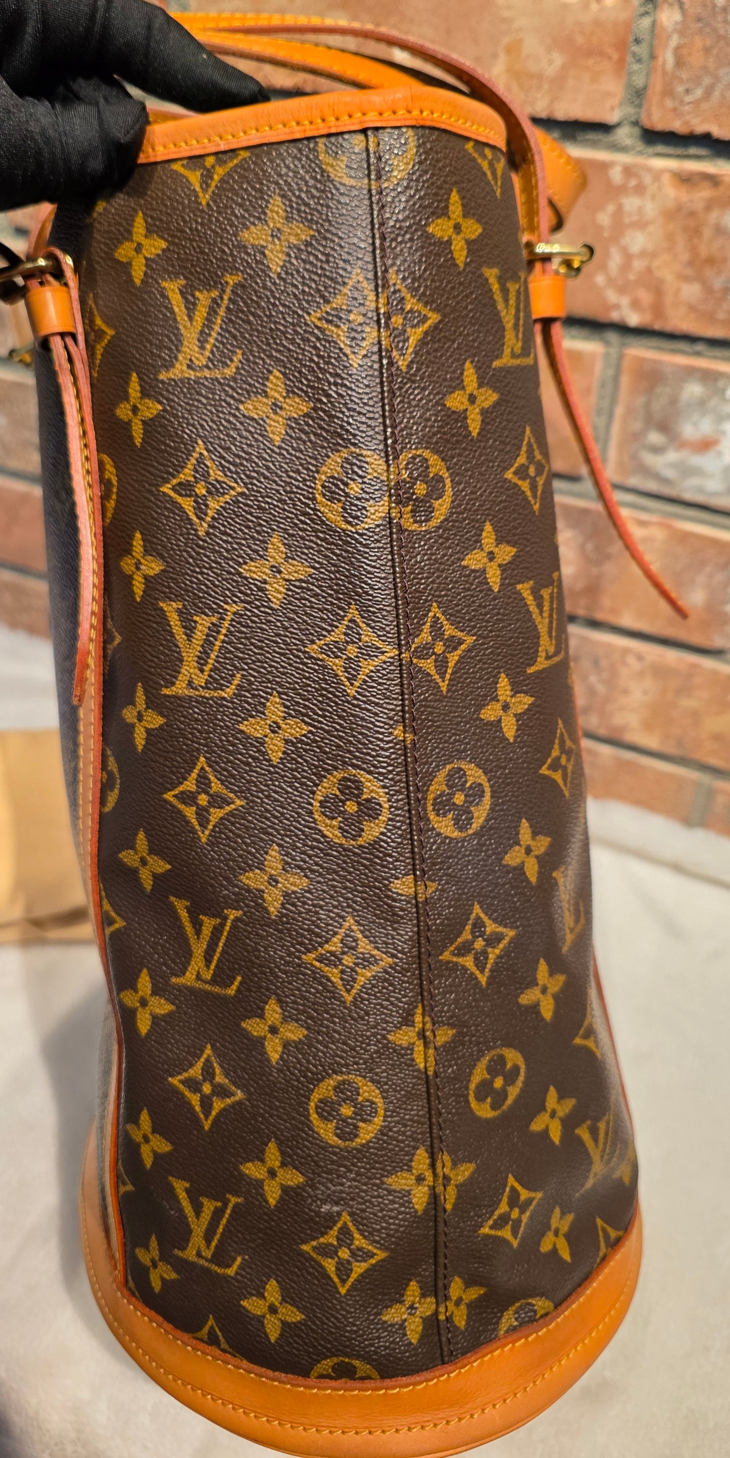 Authentic Louis Vuitton Bucket GM with Pouch